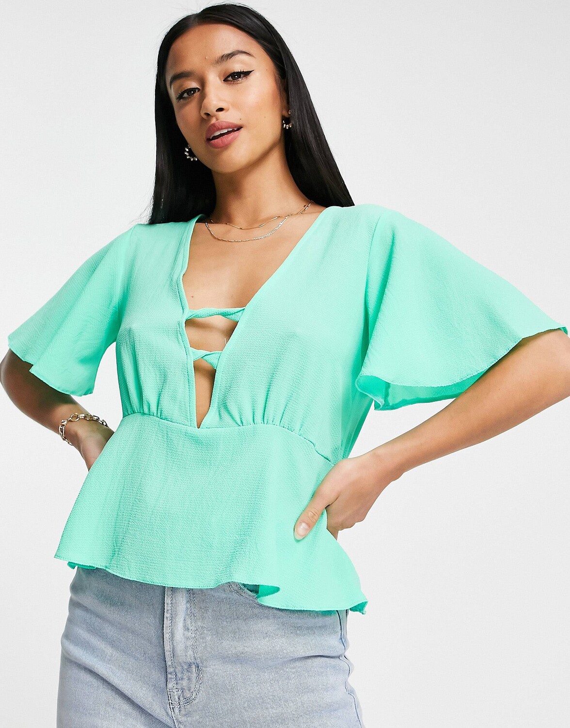 

Ярко-зеленая чайная блуза ASOS DESIGN Petite с подолом с баской и рукавом-ангелом с перекручивающейся деталью спереди ASOS DESIGN Petite