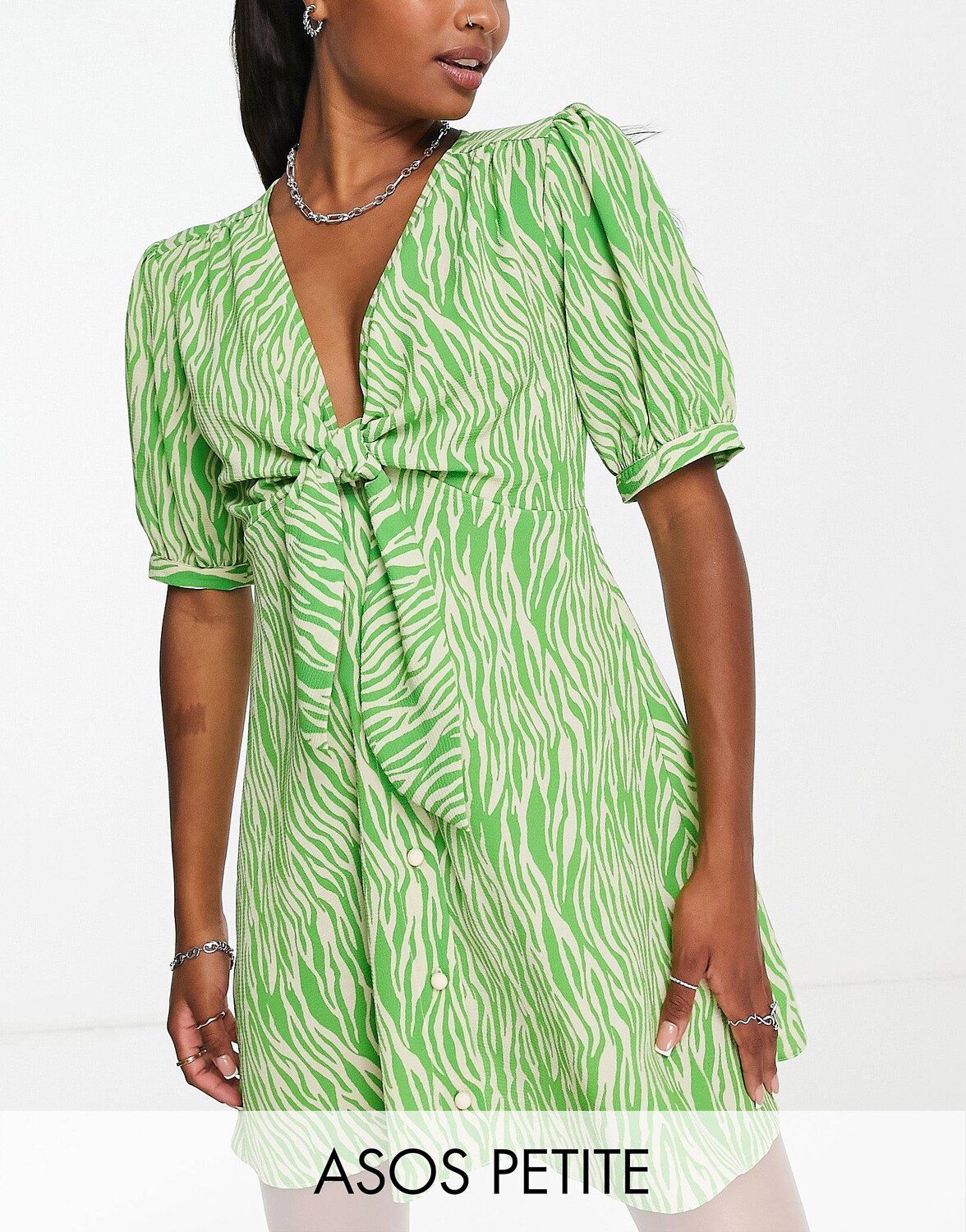 

Зеленое мини-платье с анималистичным принтом ASOS DESIGN Petite, Зеленый