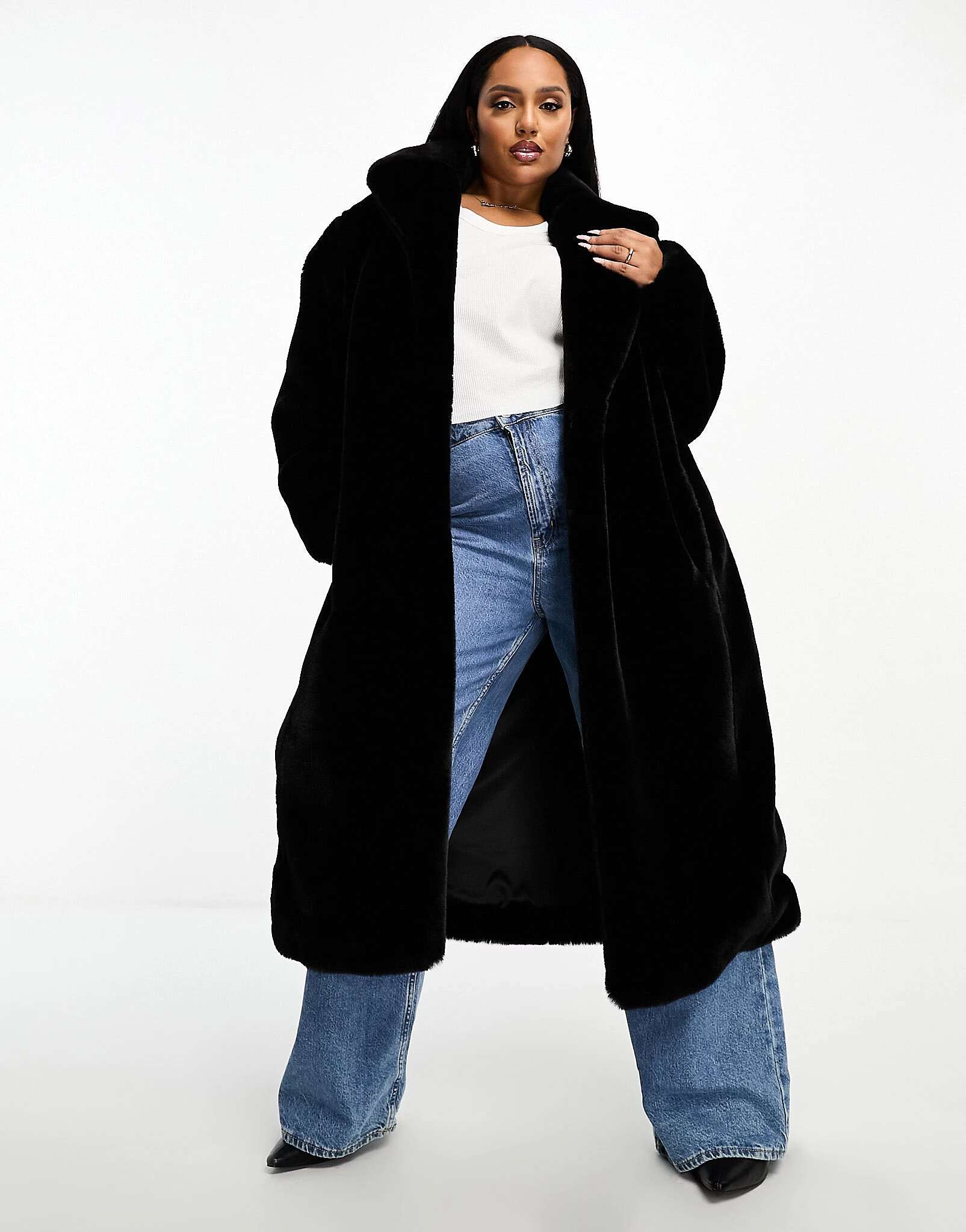 Черное длинное пальто из искусственного меха Forever New Curve фотографии
