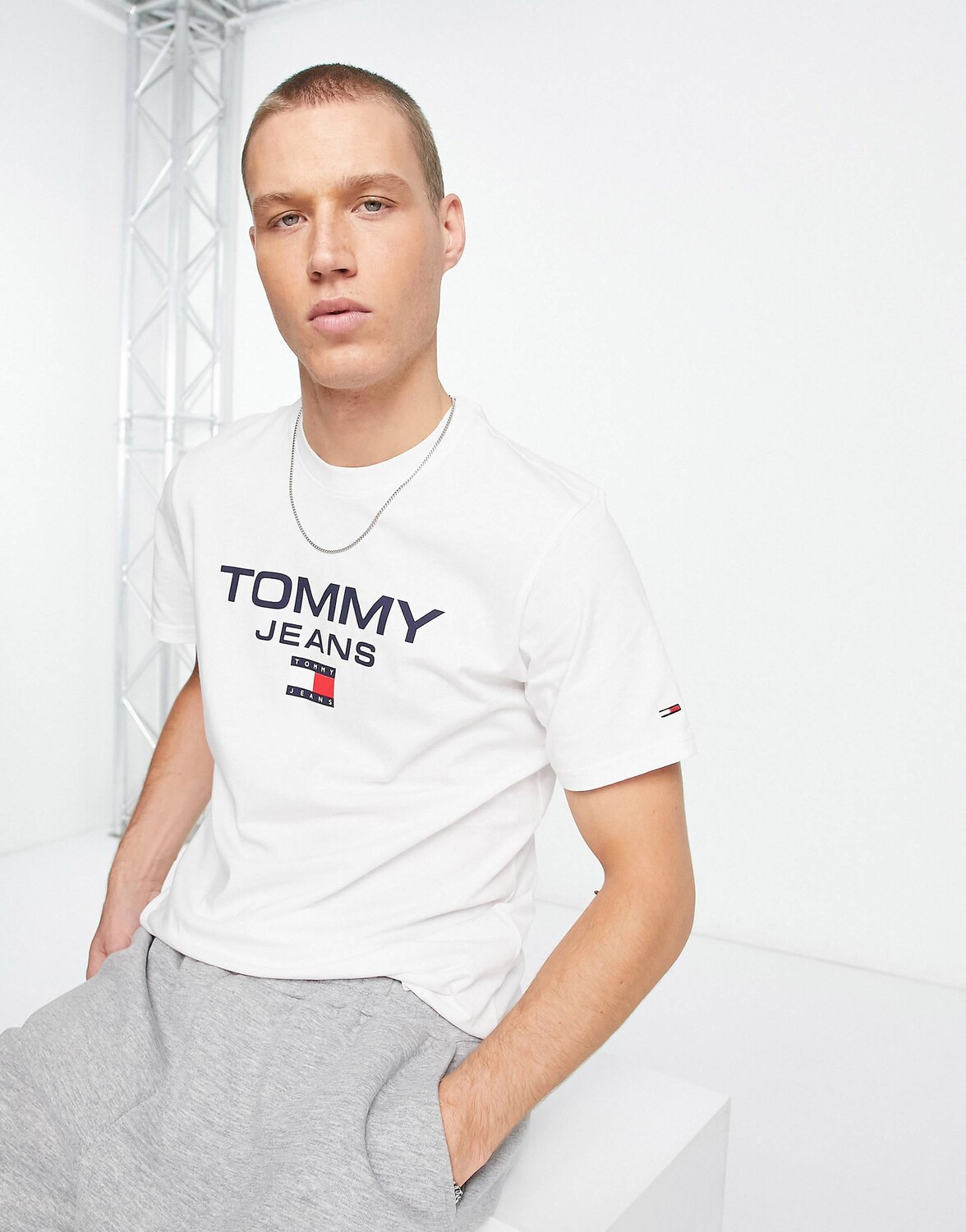 

Белая футболка с логотипом Tommy Jeans
