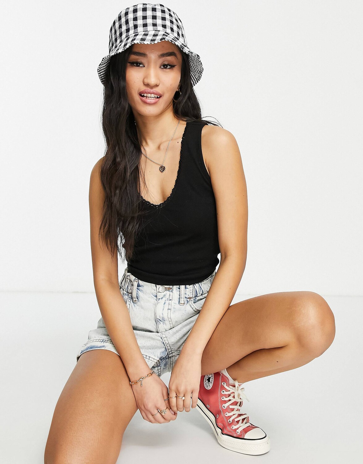 

Черный жилет с v-образным вырезом и кружевной отделкой ASOS DESIGN