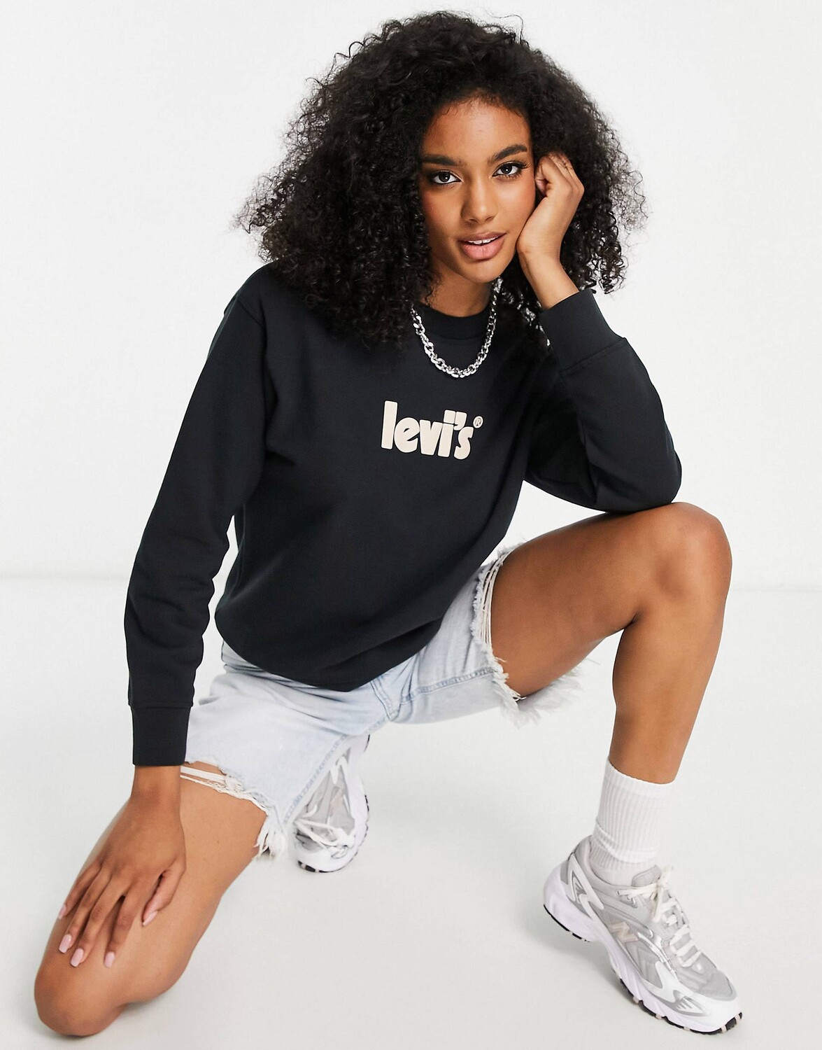 

Черный свитер с круглым вырезом и логотипом Levi's