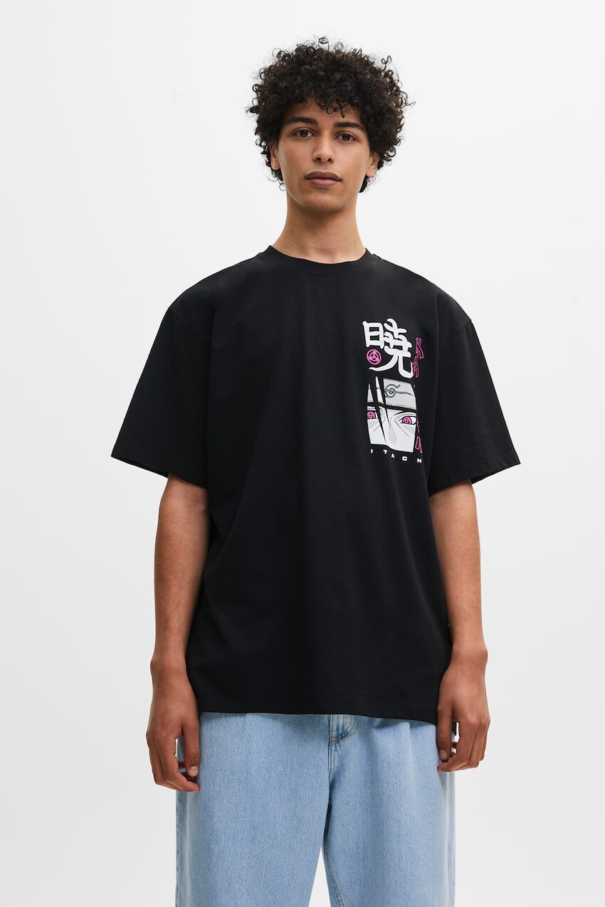 

Бело-розовая футболка с принтом Наруто Pull&Bear, черный