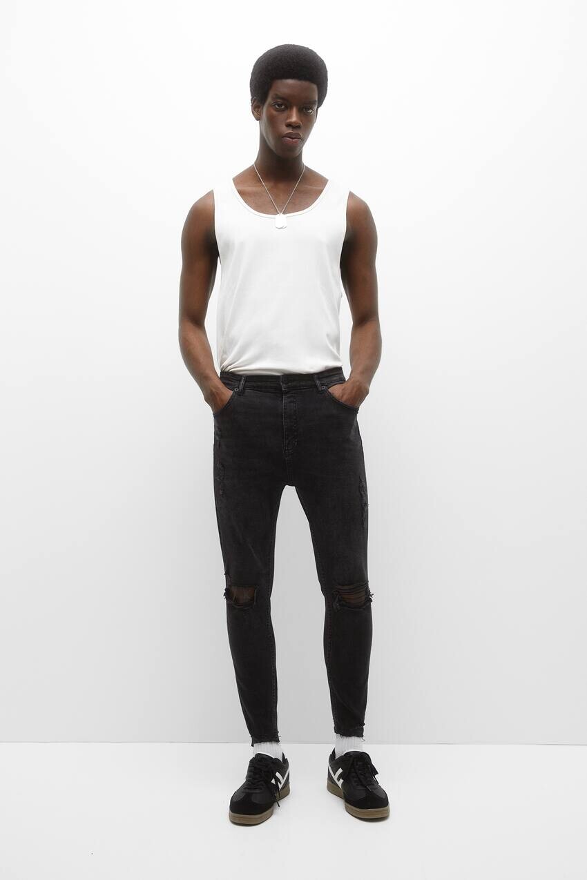 

Рваные джинсы-морковки Pull&Bear, блеский черный
