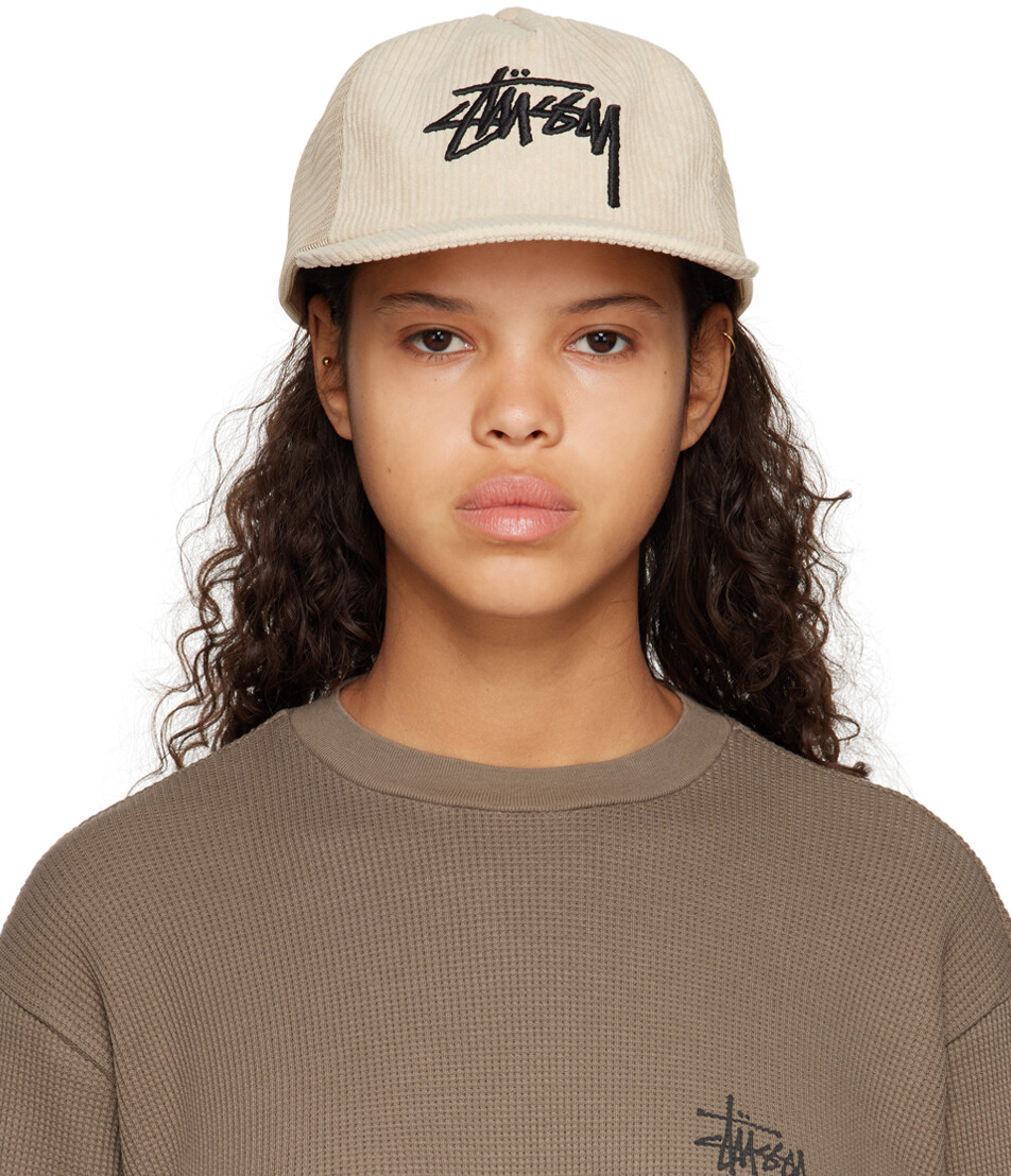 

Бежевая кепка дальнобойщика Stüssy