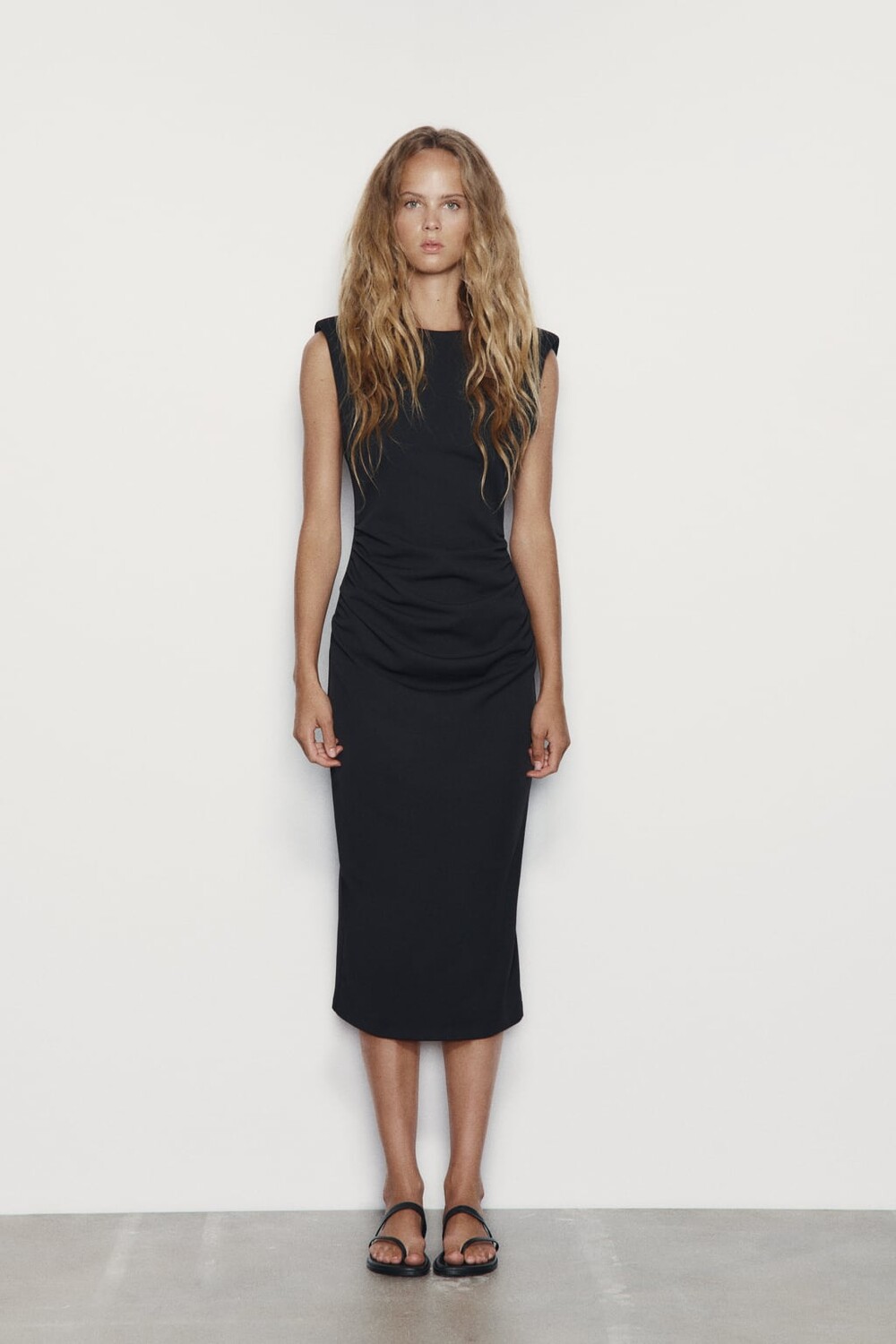 

Облегаемое миди-платье с подкладками на плечах ZARA, черный