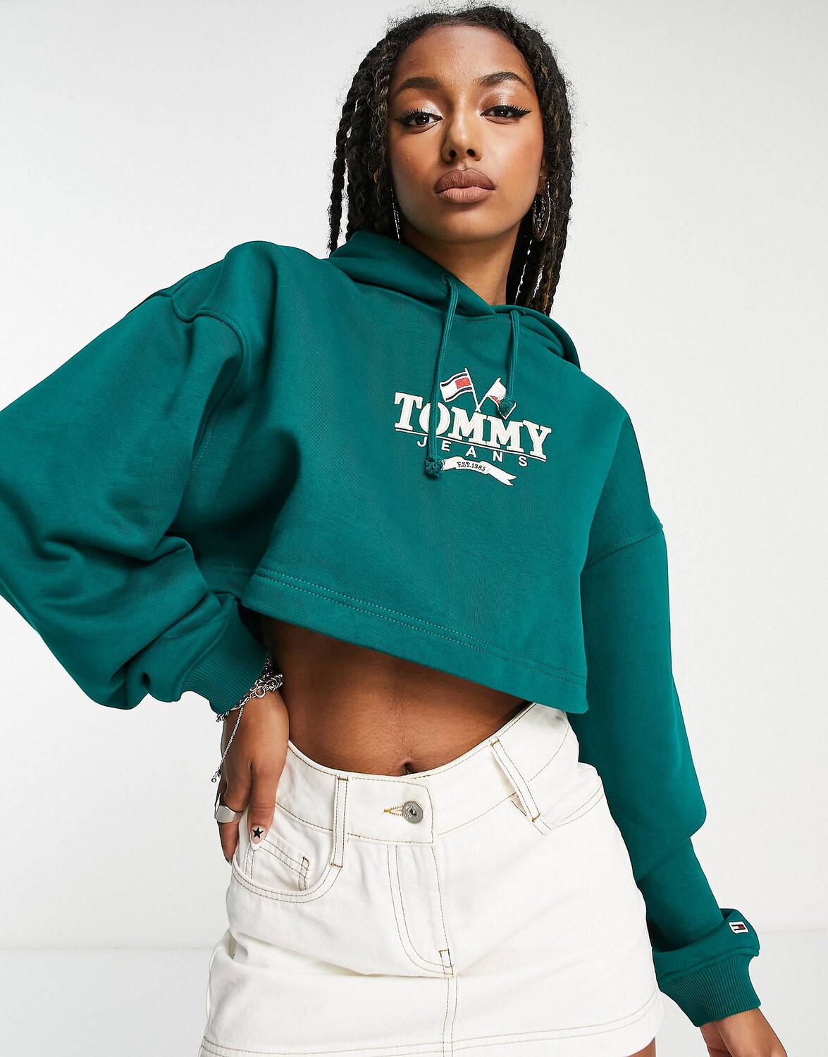 

Зеленое суперукороченное худи в стиле модерн Tommy Jeans