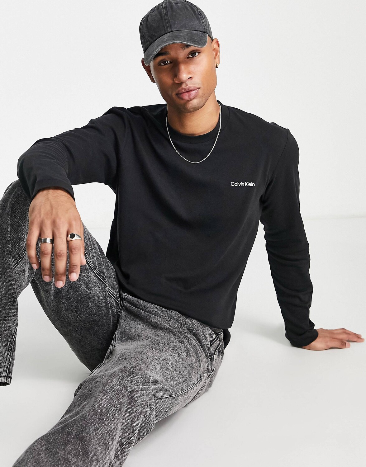 

Черный топ с длинными рукавами и микро-логотипом Calvin Klein