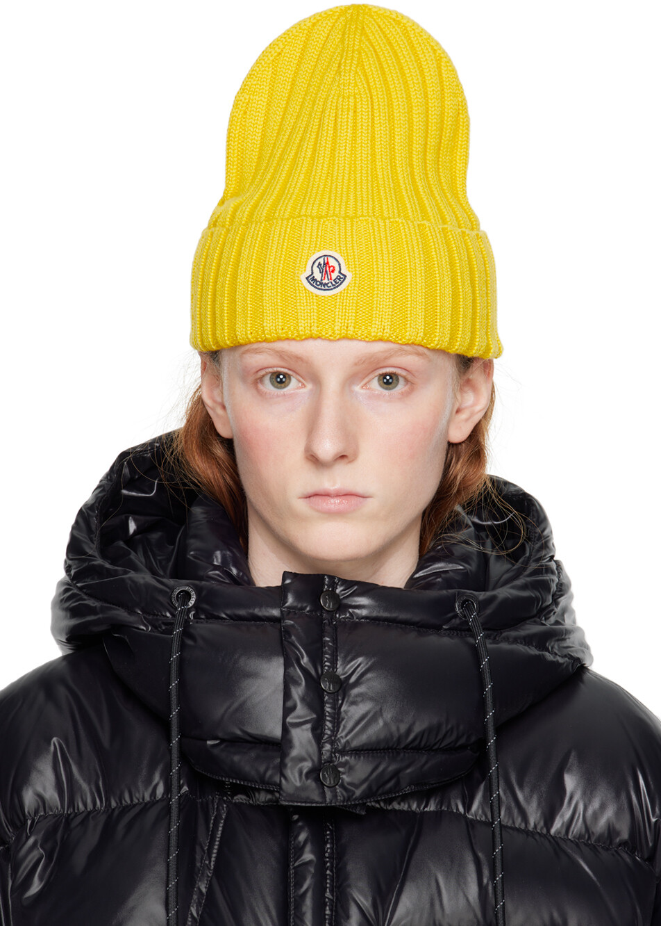 

Желтая шапка с логотипом Moncler