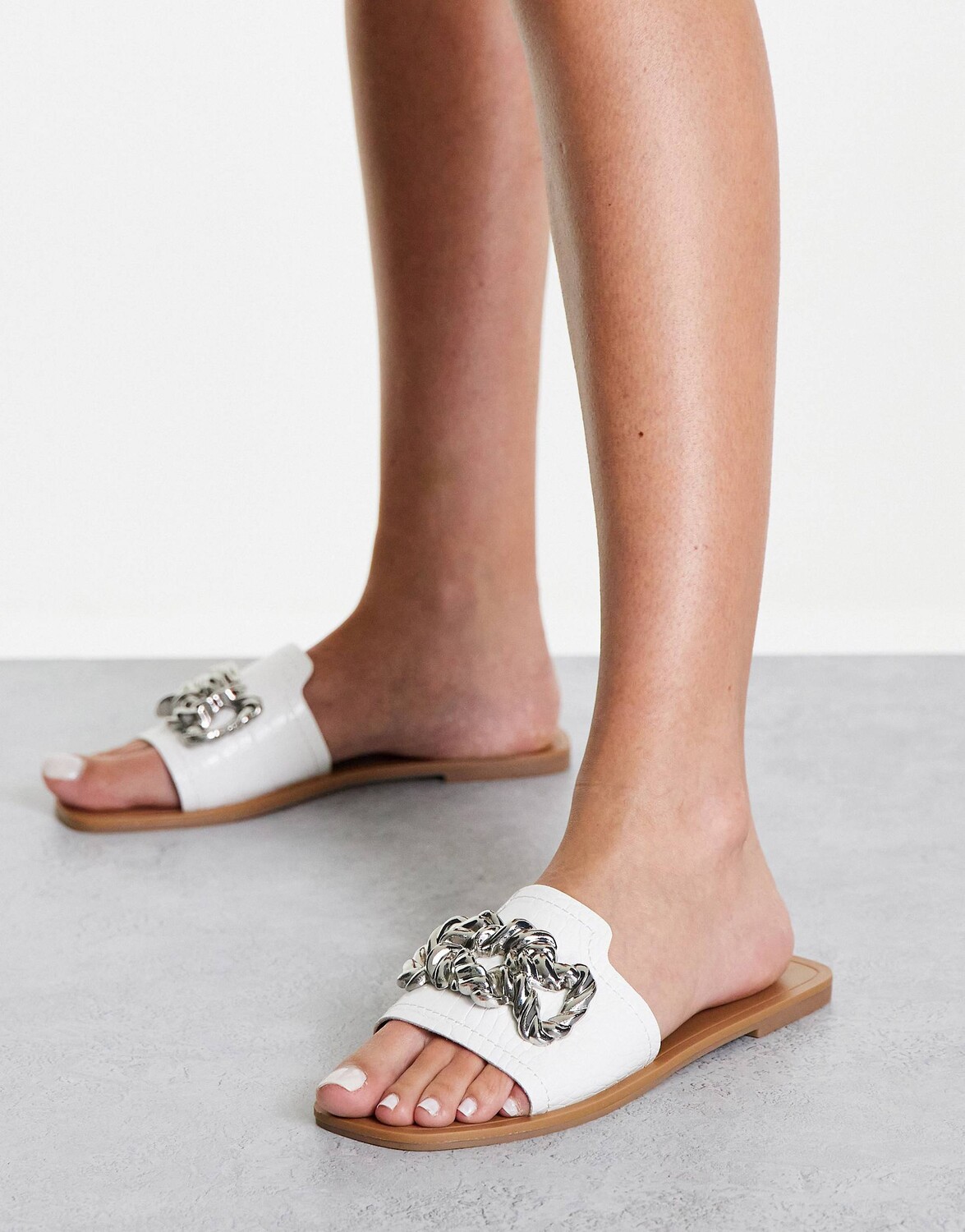 

Белые мюли на плоской подошве Felix с металлической отделкой ASOS DESIGN Felix