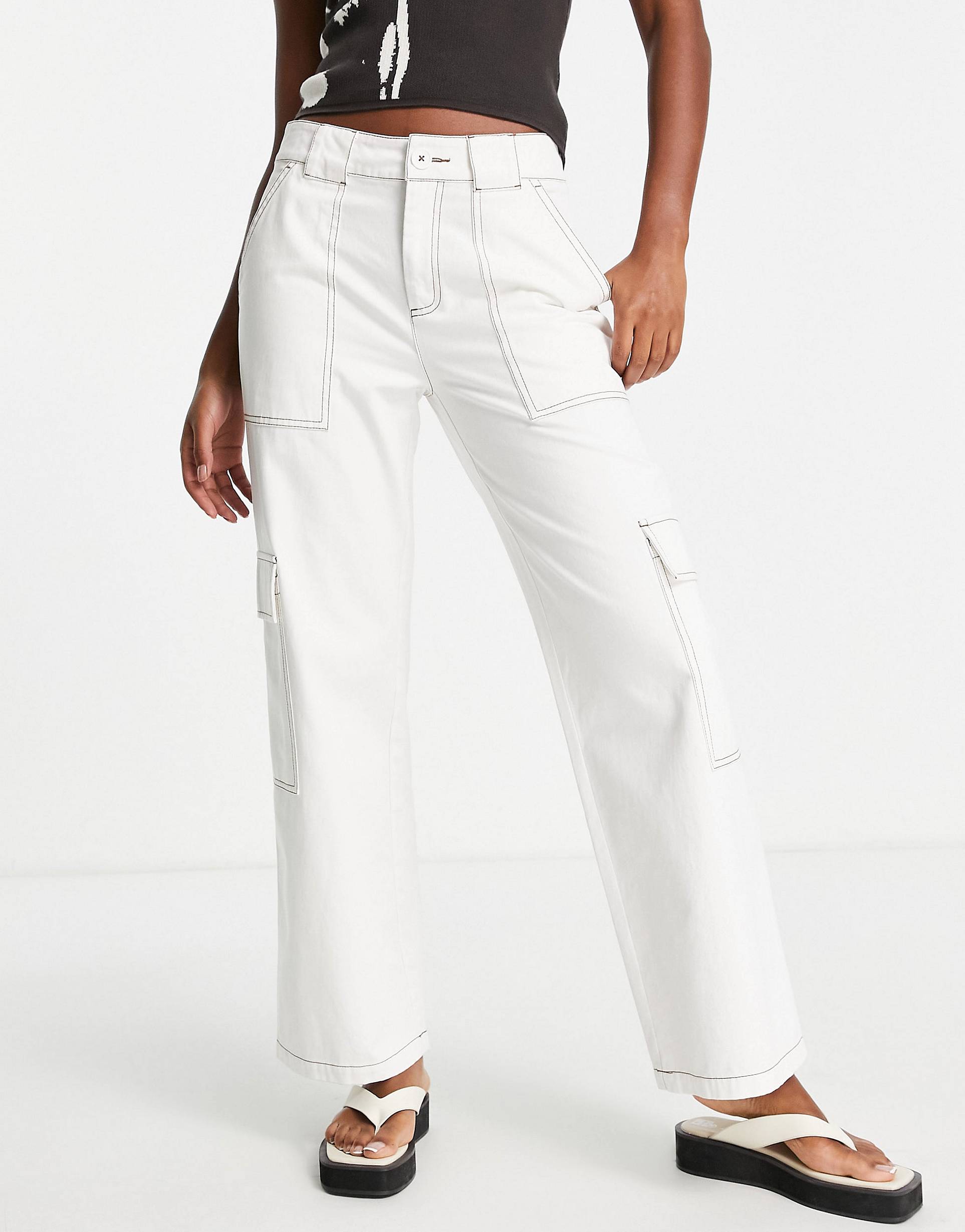 цена Белые брюки карго с контрастной отстрочкой ASOS DESIGN
