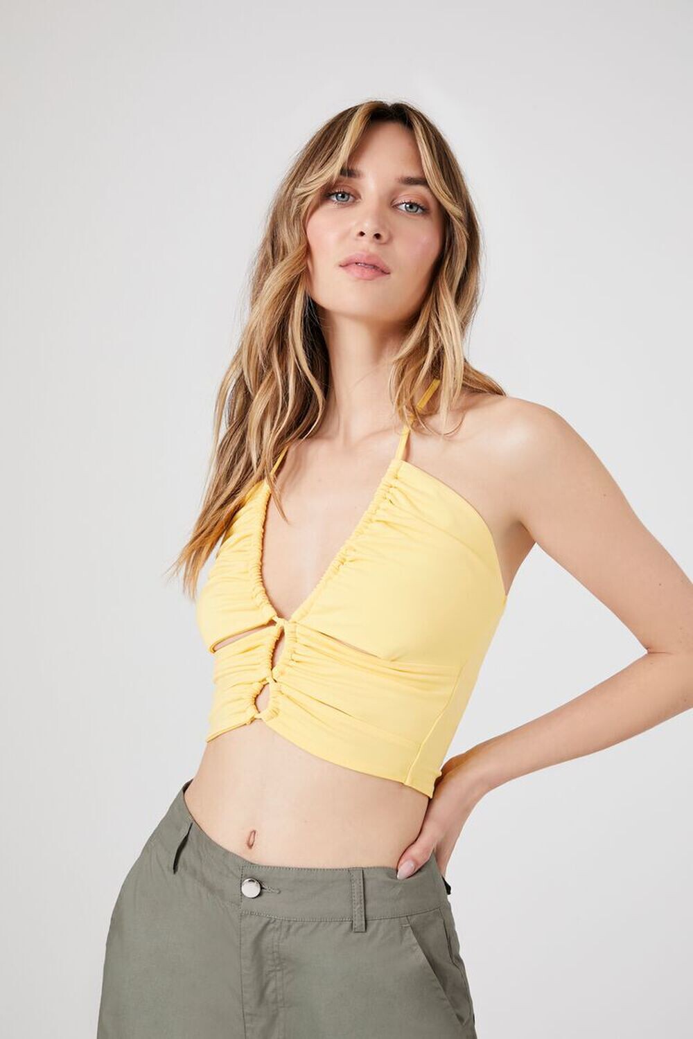 

Укороченный топ с бретелькой на бретельках и вырезами со сборками Forever 21