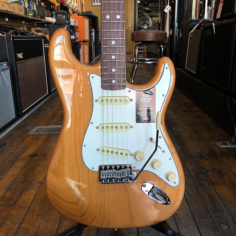 

Fender American Vintage II 1973 Stratocaster Aged Natural с палисандровой накладкой, жесткий футляр