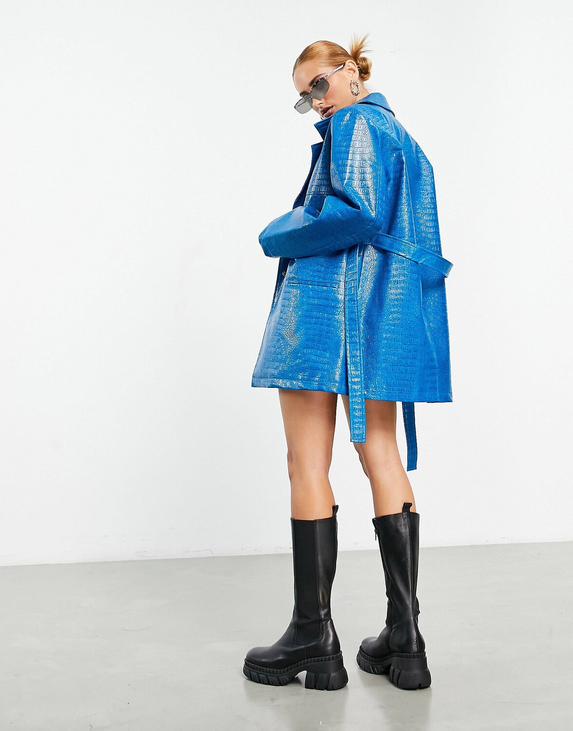 

Синяя куртка из искусственной крокодиловой кожи с поясом ASOS DESIGN