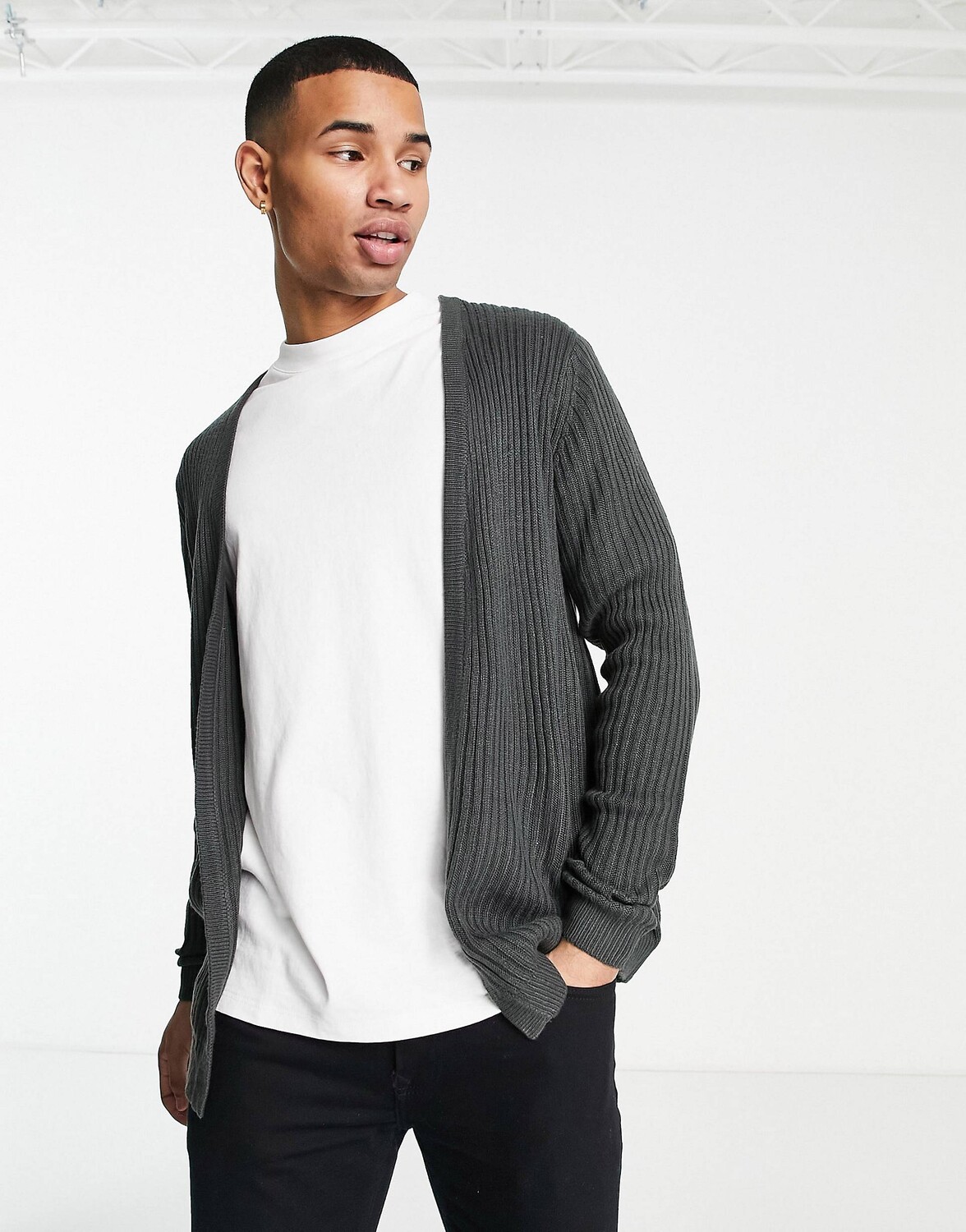

Темно-серый вязаный кардиган в рубчик ASOS DESIGN