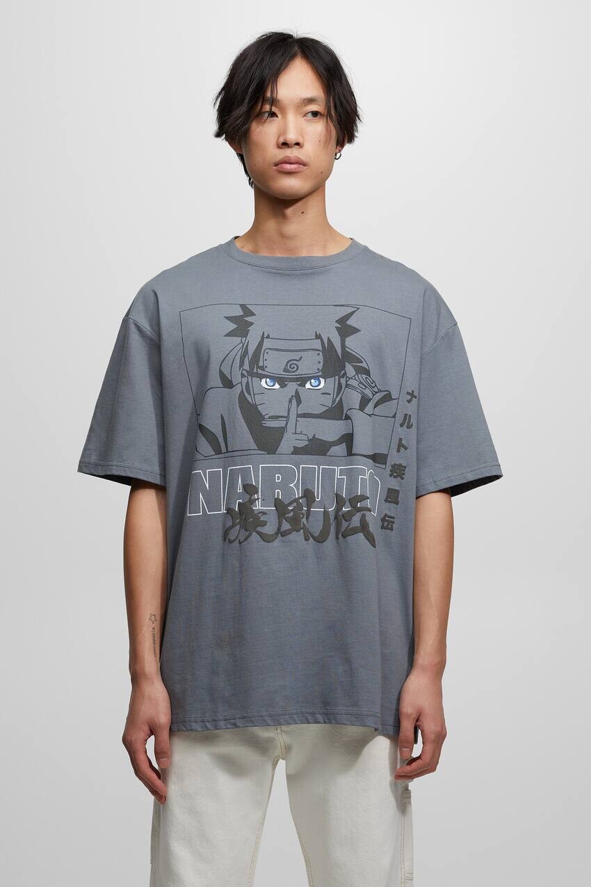 

Серая футболка Наруто Pull&Bear, бледно-серый