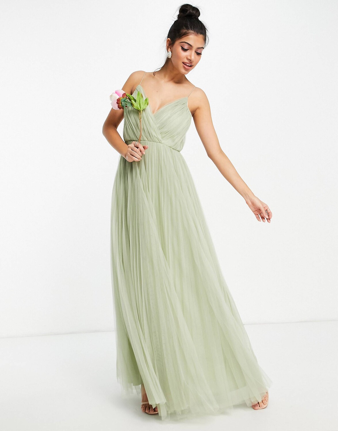

Платье макси из тюля цвета шалфея с плиссировкой на бретелях ASOS DESIGN Bridesmaid