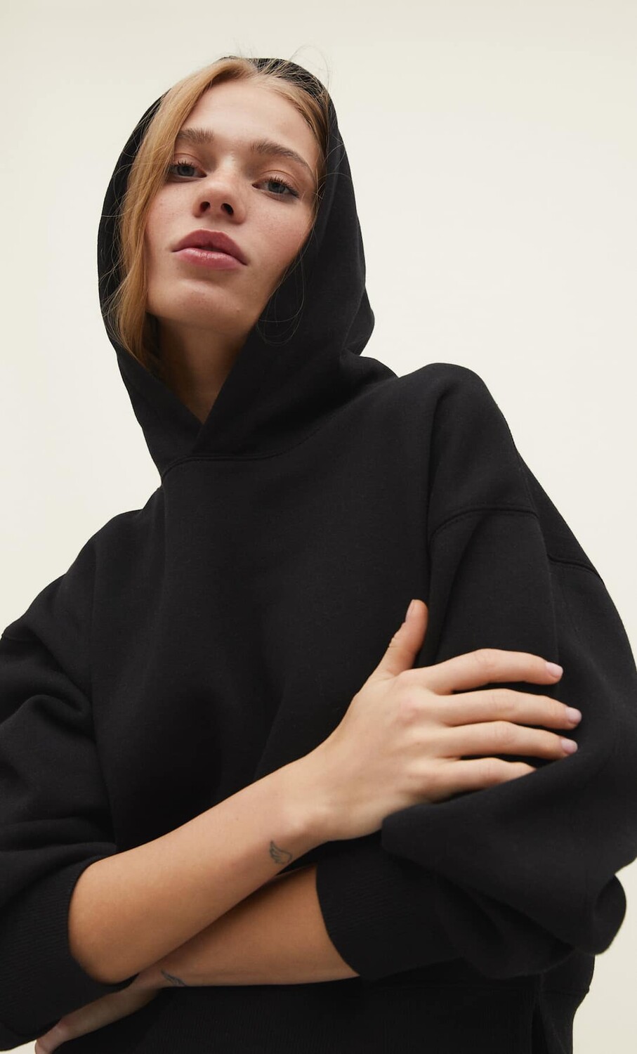 

Укороченная худи Stradivarius, черный