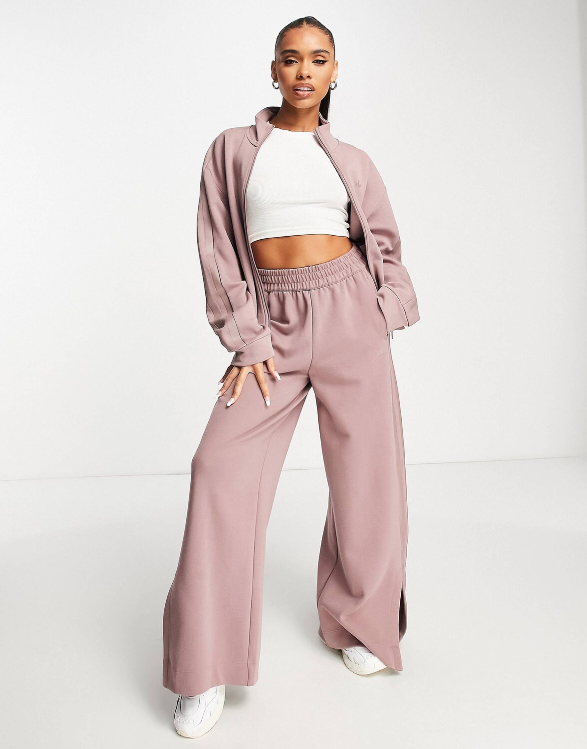 

Сиреневые широкие брюки в массивную полоску adidas Originals Contempo, Фиолетовый