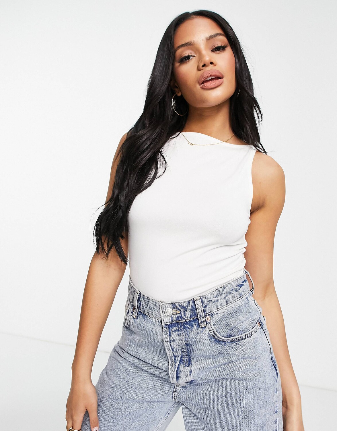 

Белый жилет с высоким воротником ASOS DESIGN