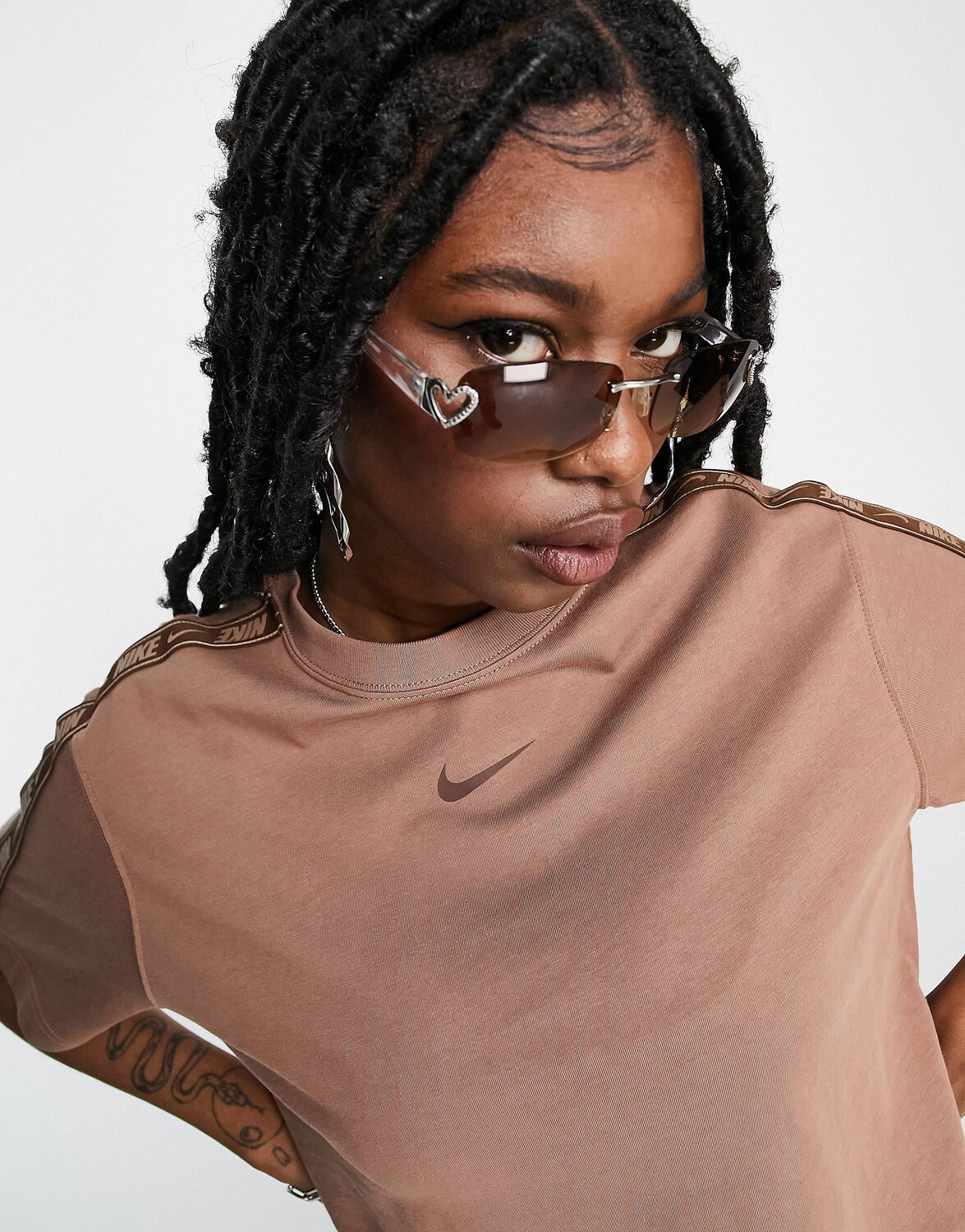 

Коричневая футболка бойфренда Nike с логотипом swoosh