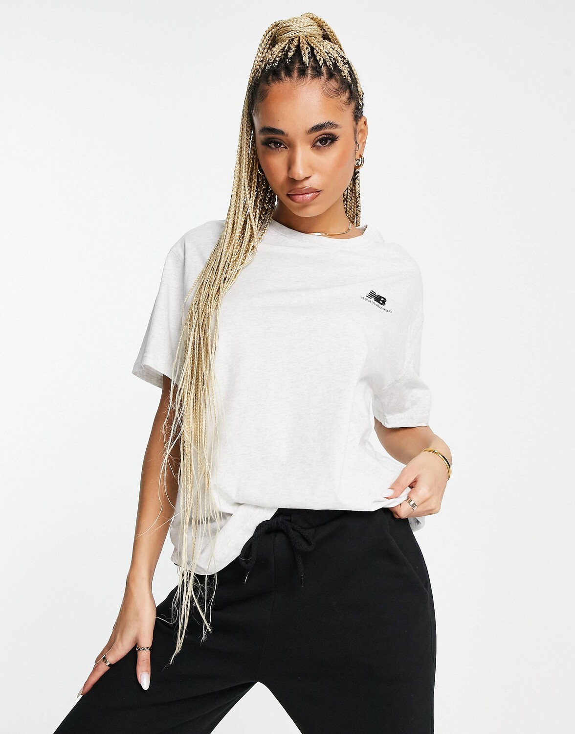

Серая футболка унисекс с логотипом New Balance