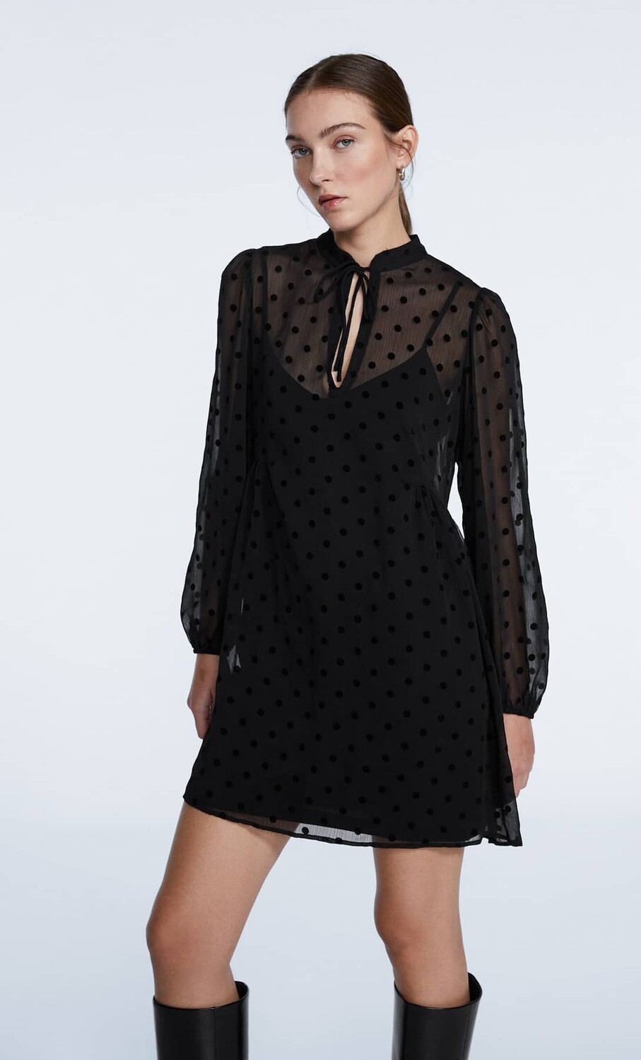 

Короткое платье в бохо из флокка Stradivarius, черный