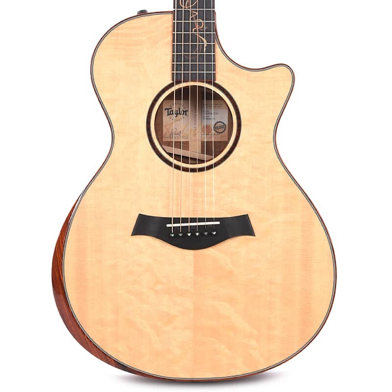 

Taylor Custom Grand Concert Master Grade Hawaiian Koa & Bearclaw Lutz Spruce Aged Toner Natural с переплетом Cocobolo и гравировкой Twist Inlay (Серийный № 1209022170)