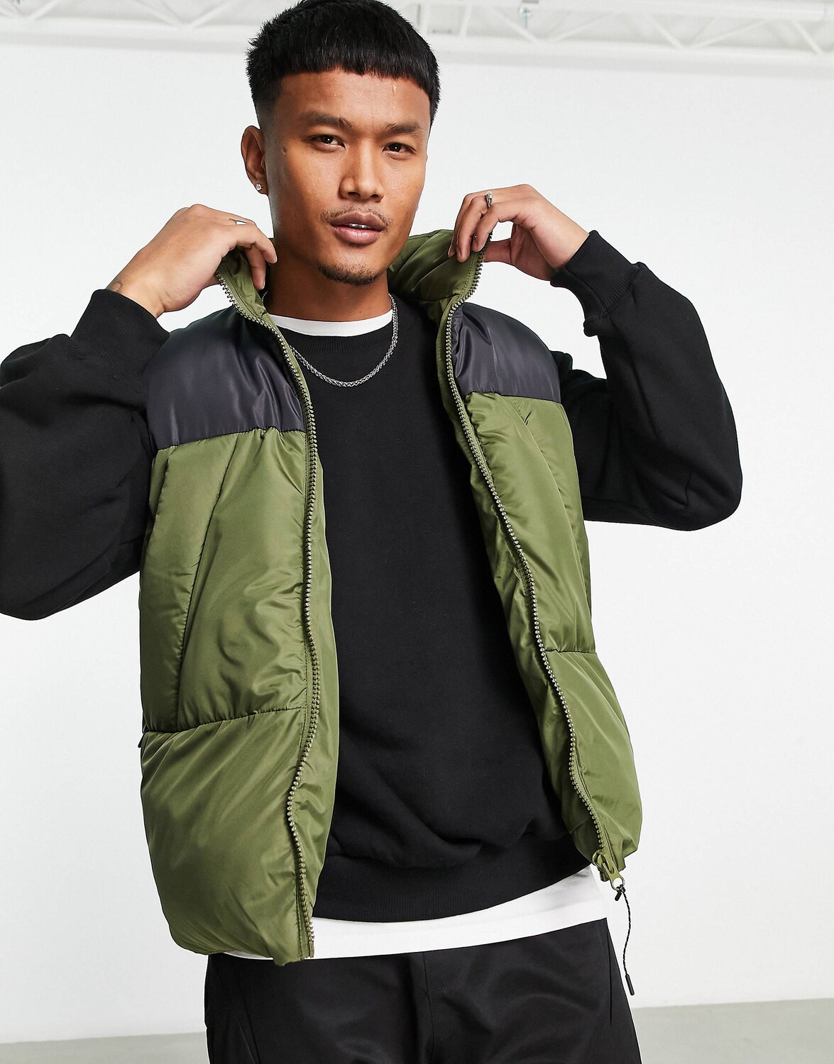 

Пуховик цвета хаки с контрастной вставкой ASOS DESIGN
