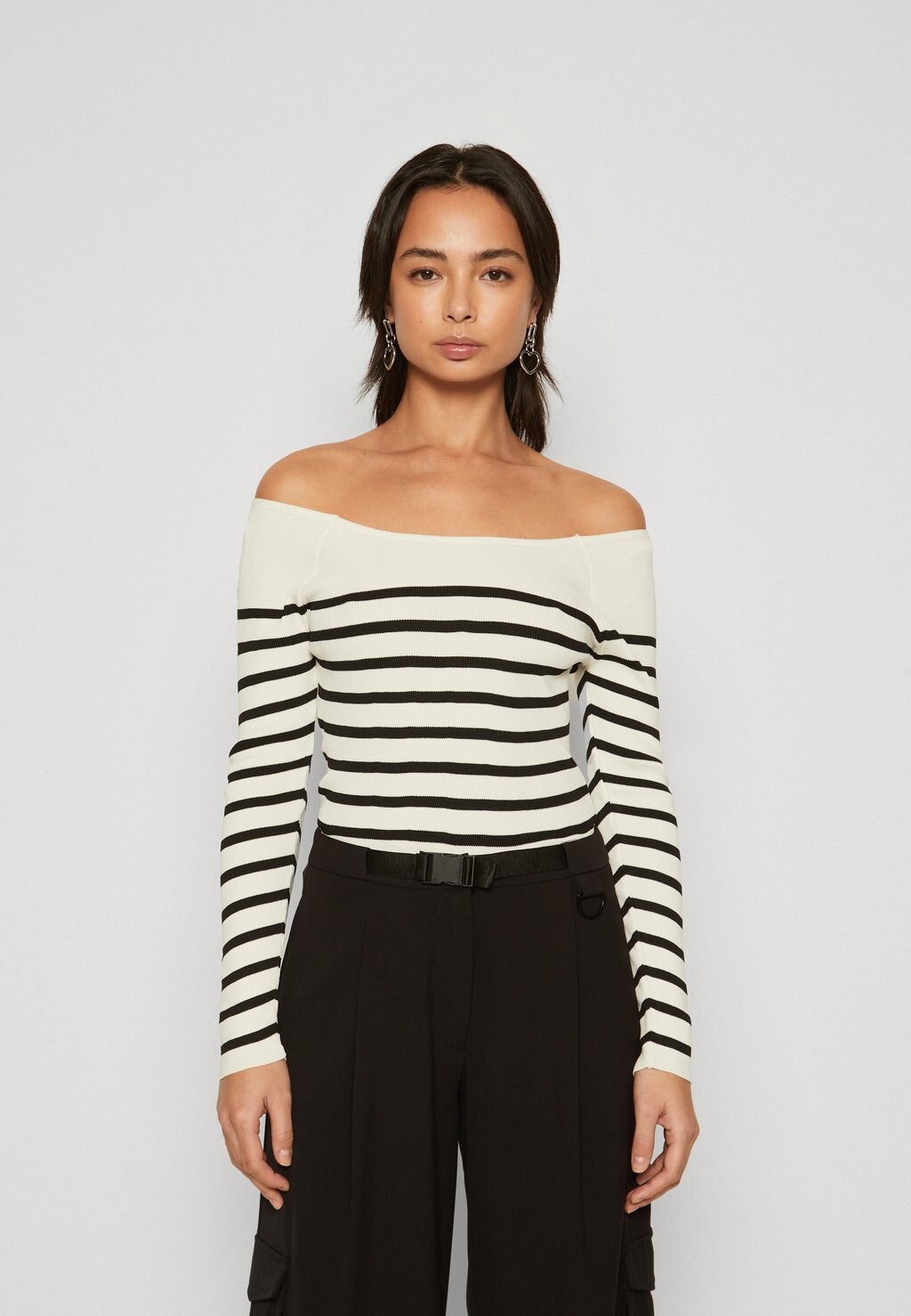 

Свитер Onlbianka Off Shoulder ONLY Petite, цвет cloud dancer/black