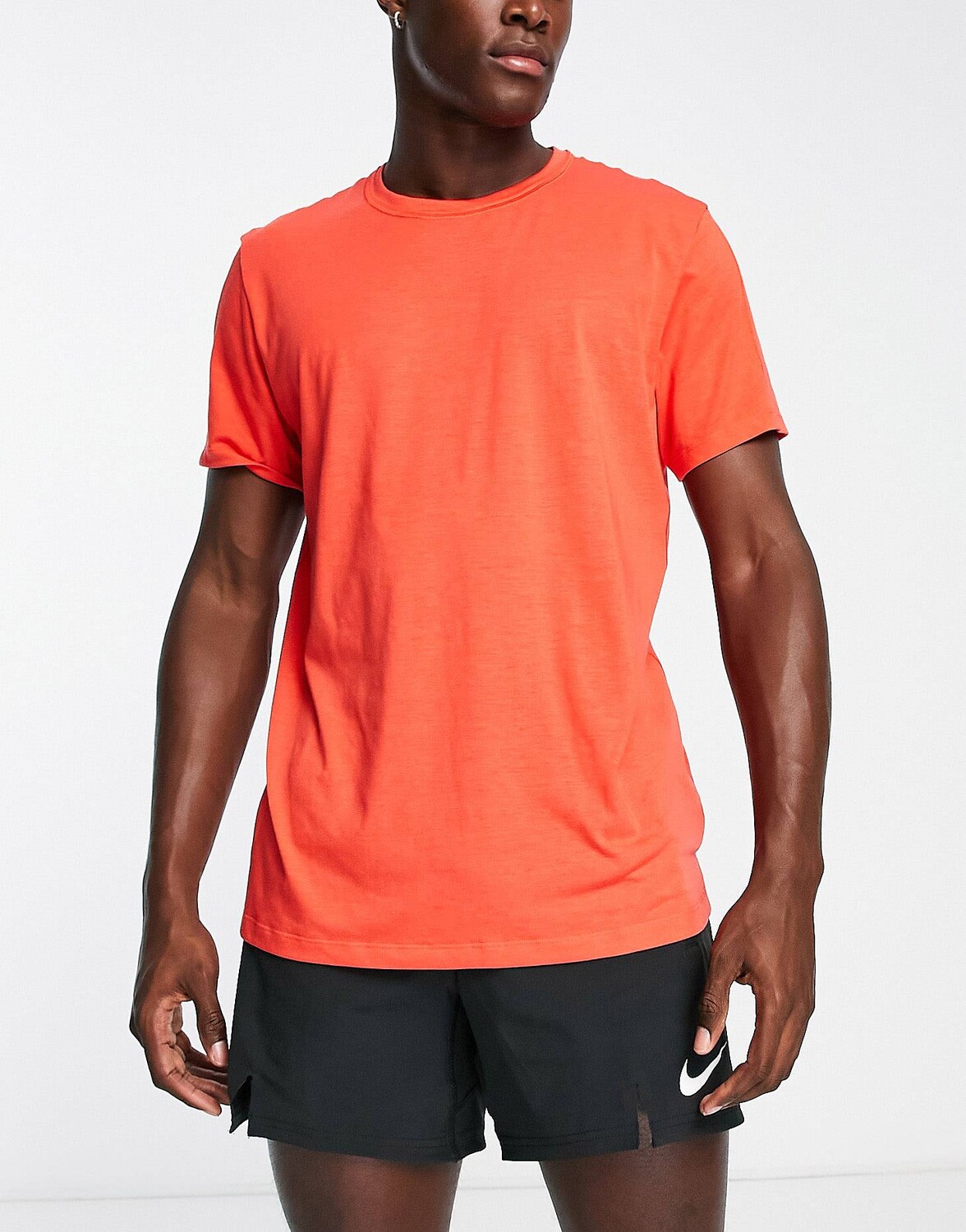 

Светло-красная футболка Nike Yoga Dri-FIT