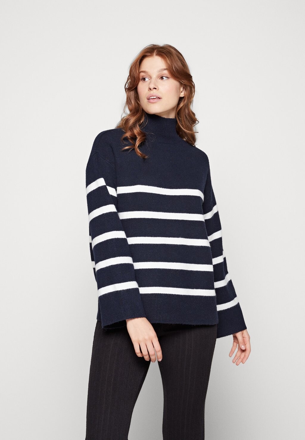 

Свитер OVERSIZE Pieces, небесный капитан/античный белый