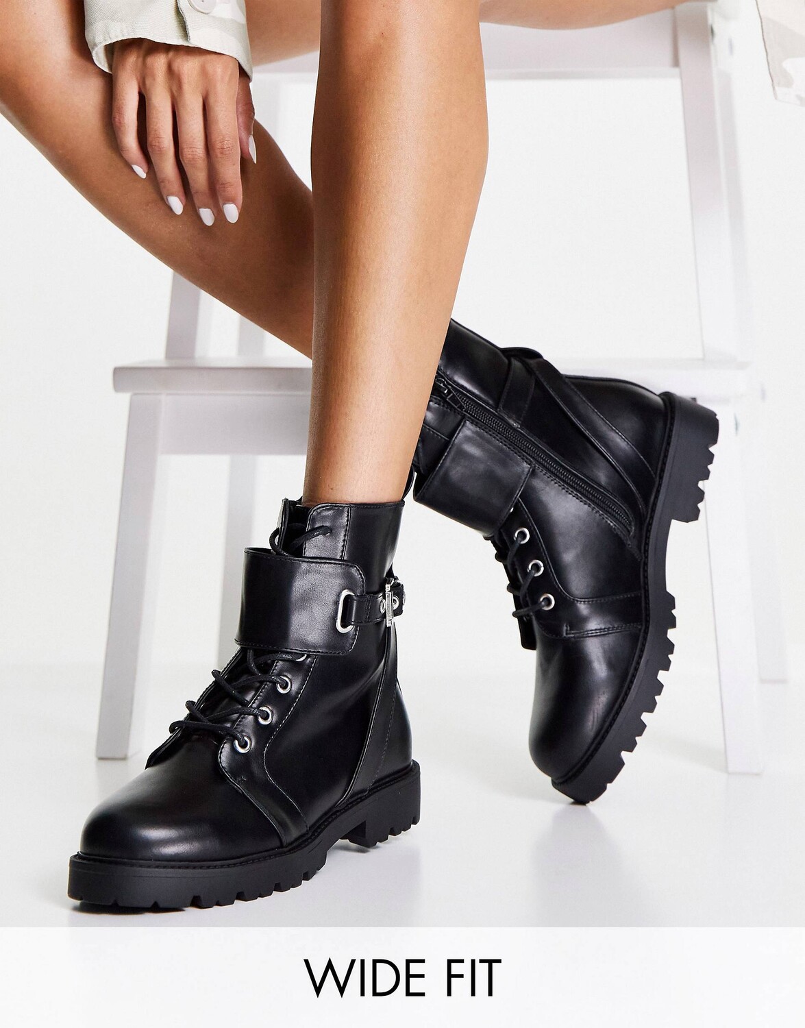 

Черные ботинки со шнуровкой и шнуровкой ASOS DESIGN Wide Fit Aria