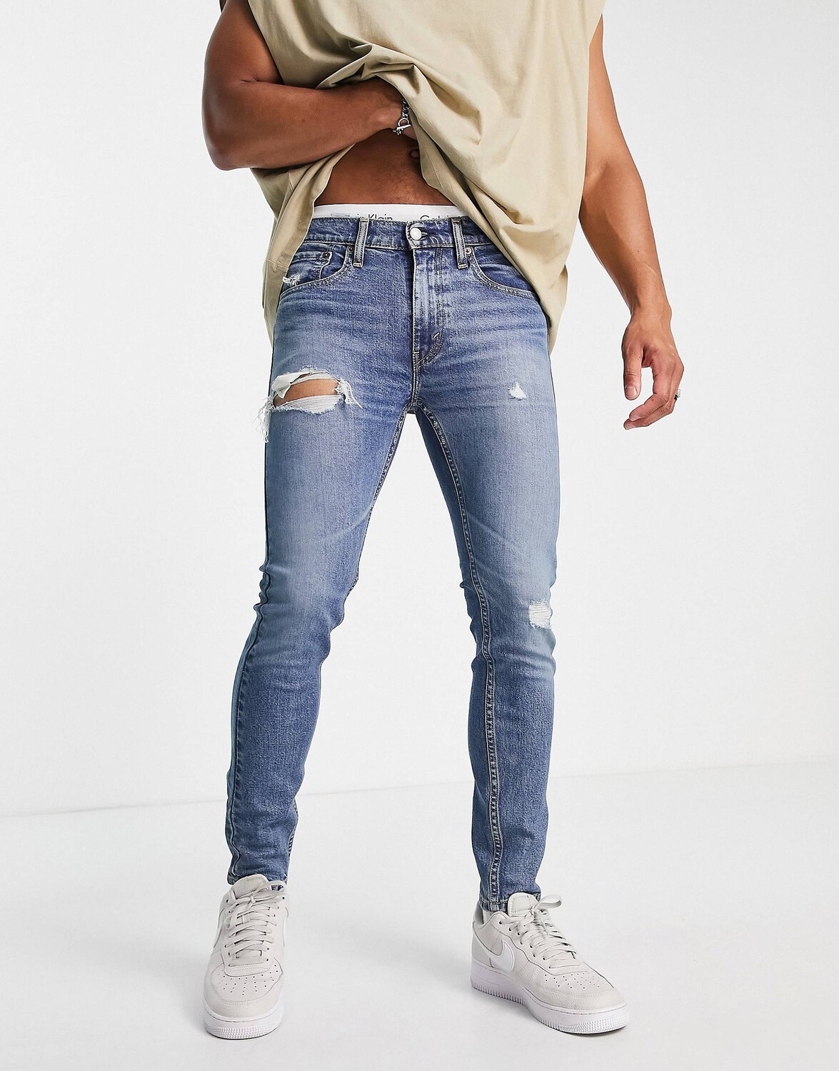 

Джинсы-суперскинни Levi's 519 темно-синего цвета с потертостями