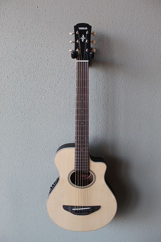 цена Абсолютно новая акустическая/электрическая гитара со стальными струнами Yamaha APXT2 3/4 размера с сумкой для переноски - натуральная