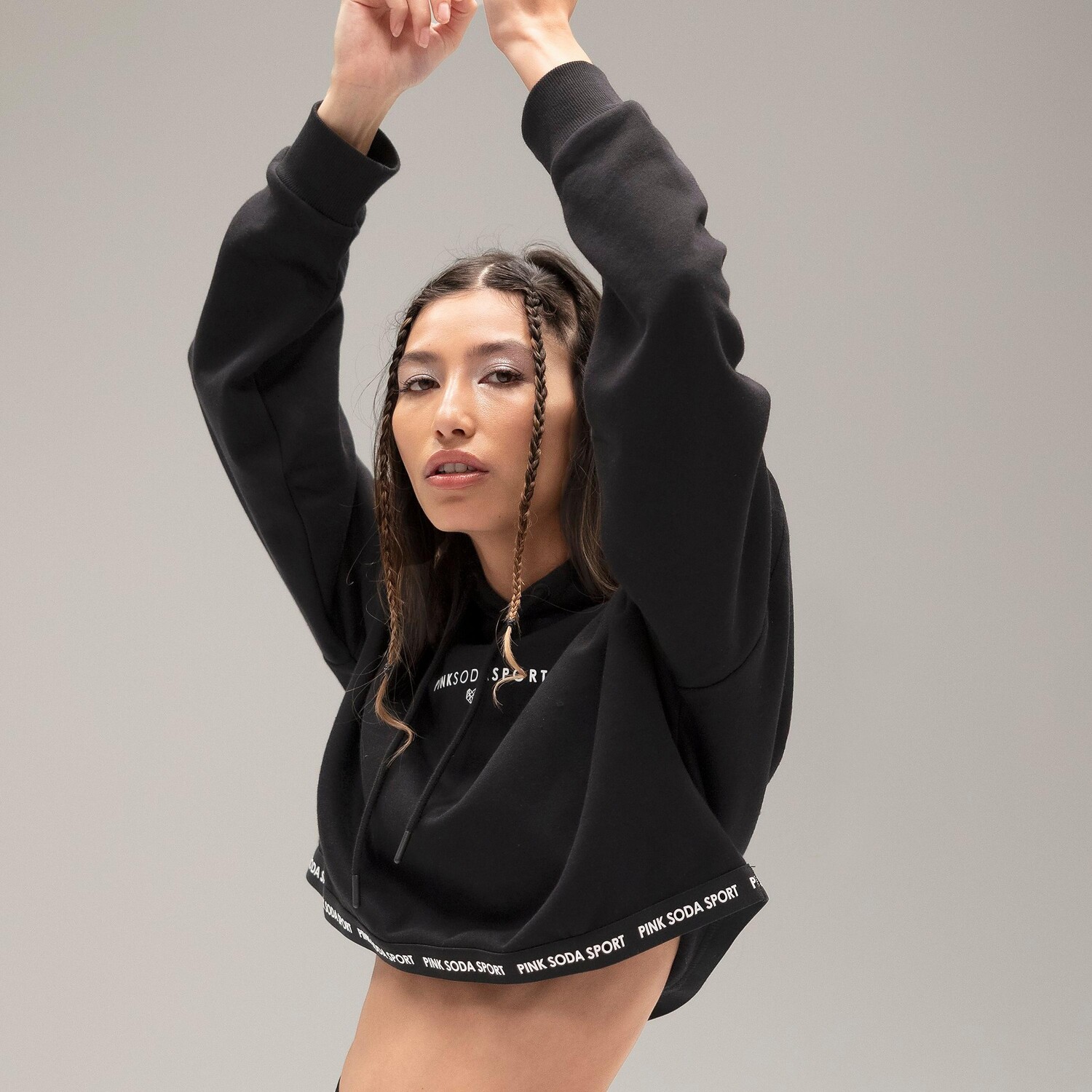 

Женская укороченная худи розового цвета Soda Sport Vibes с логотипом на ленте Pink Soda Sport, черный