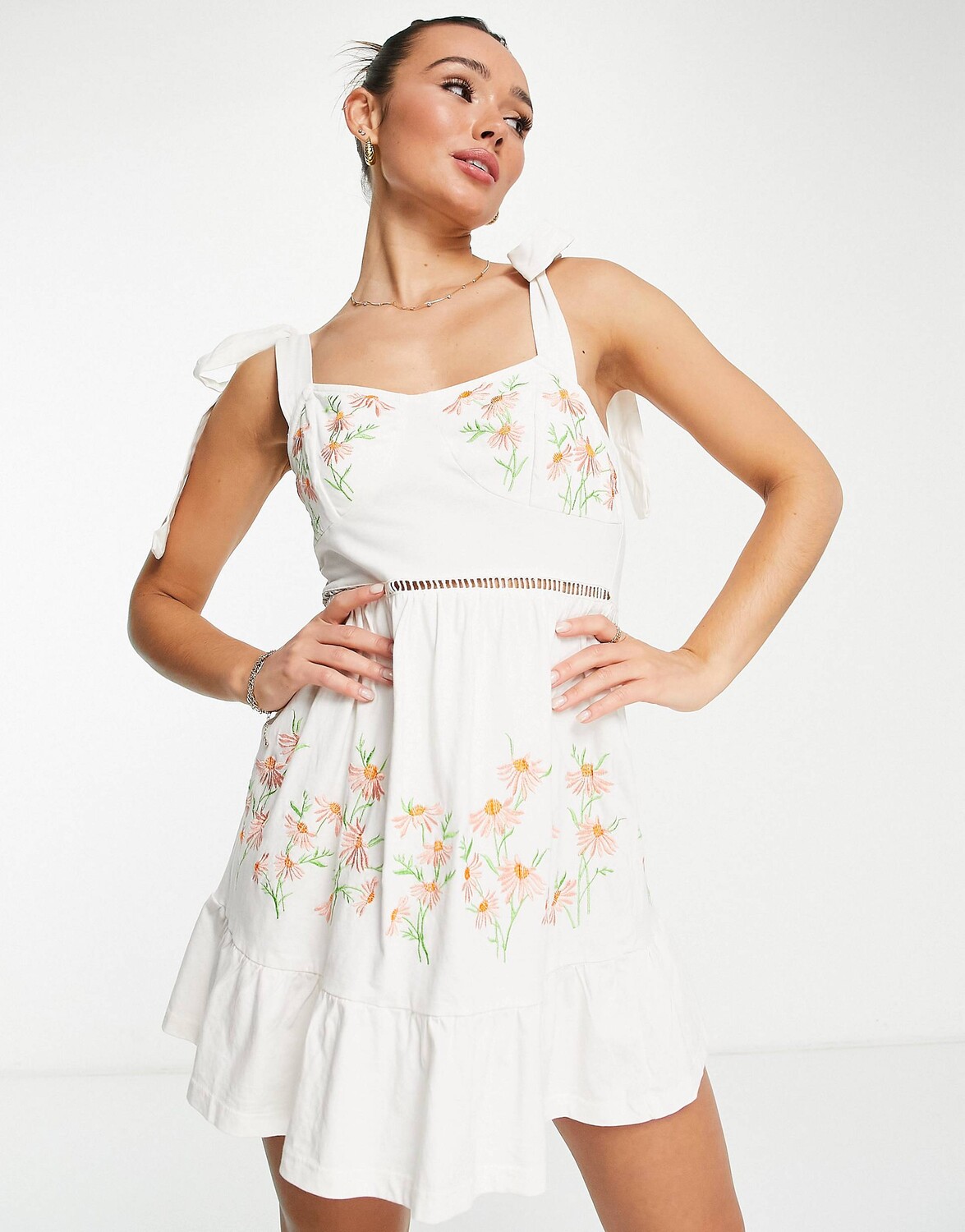 

Сарафан ASOS DESIGN с чашечками и завязками на плечах с кремовой и коралловой цветочной вышивкой ASOS DESIGN