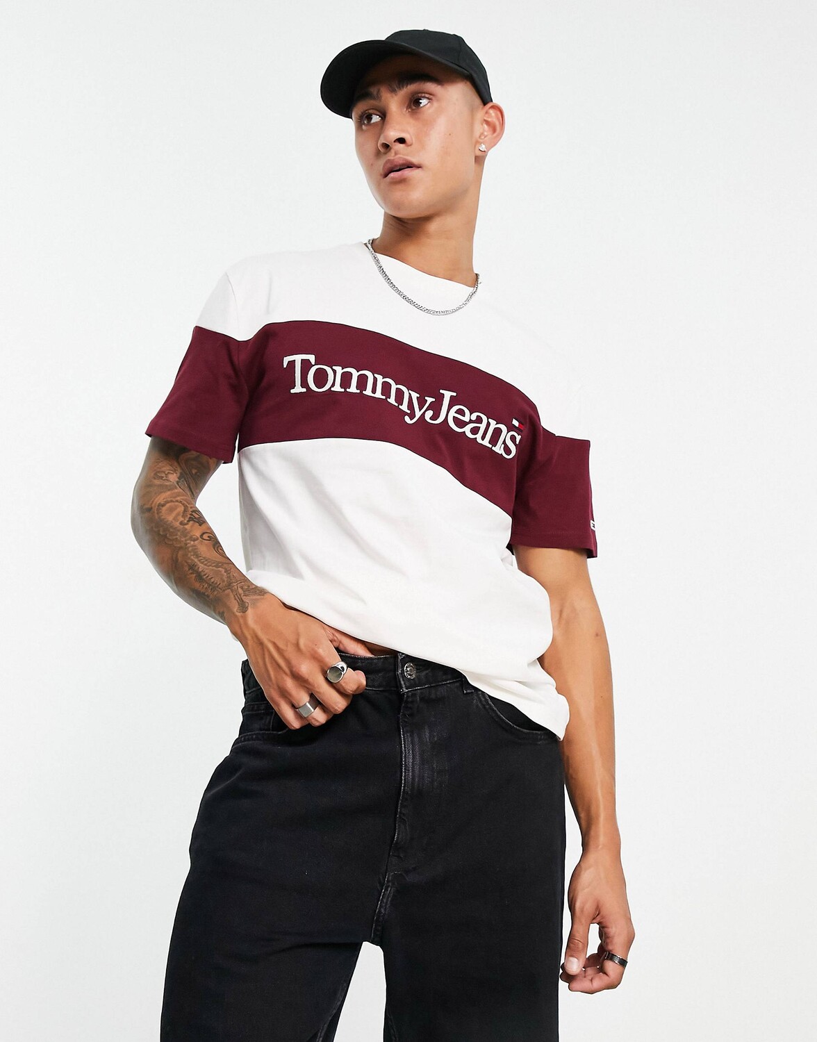 

Белая футболка классического кроя с засечками и логотипом Tommy Jeans