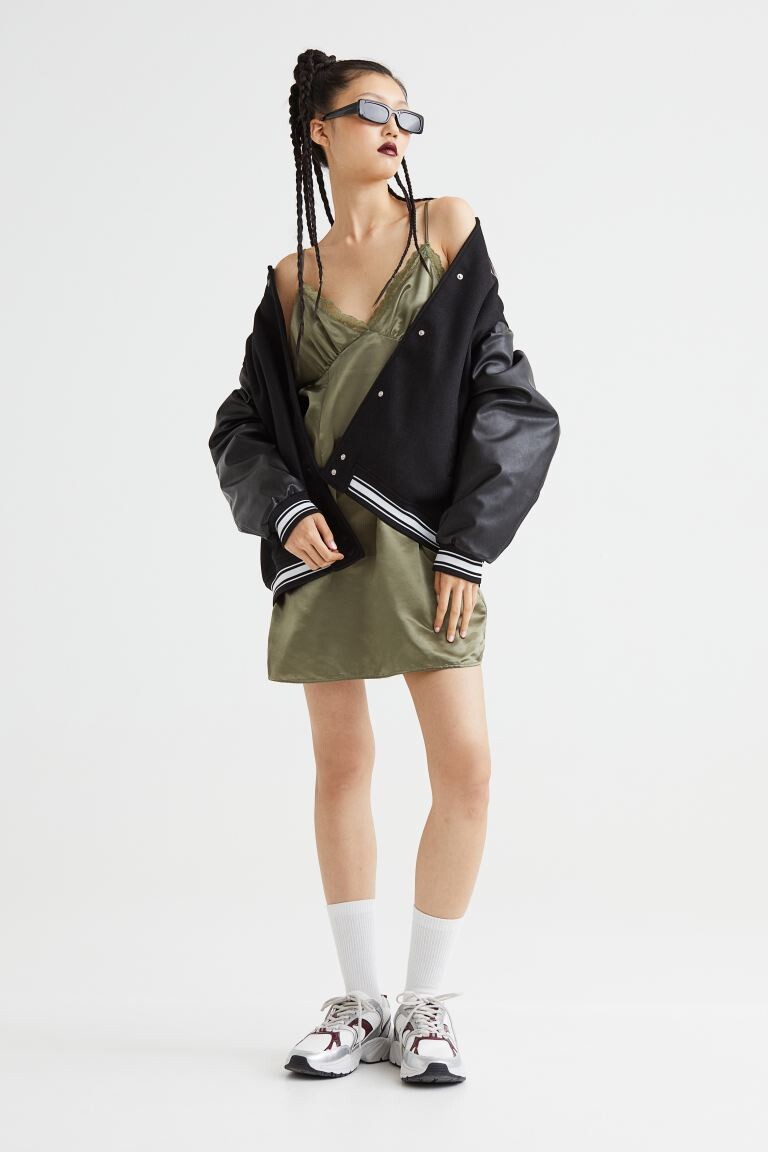 

Атласное платье на бретелях H&M, хаки зеленый