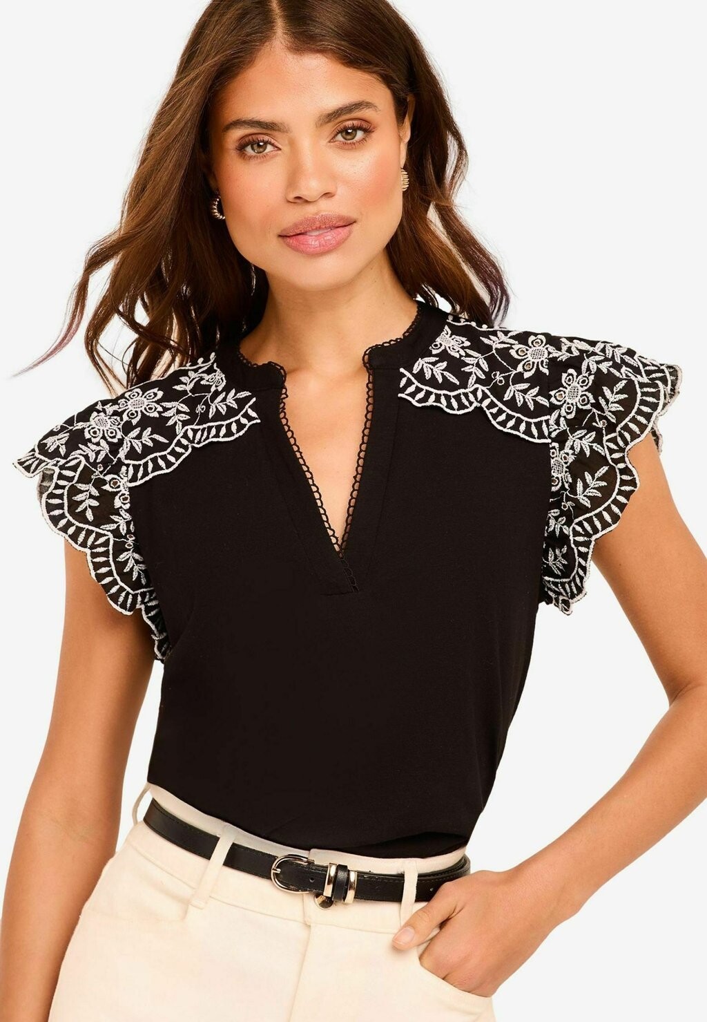 

Футболка с принтом EMBROIDERED SHOULDER RUFFLE -REGULAR FIT Lipsy, черный