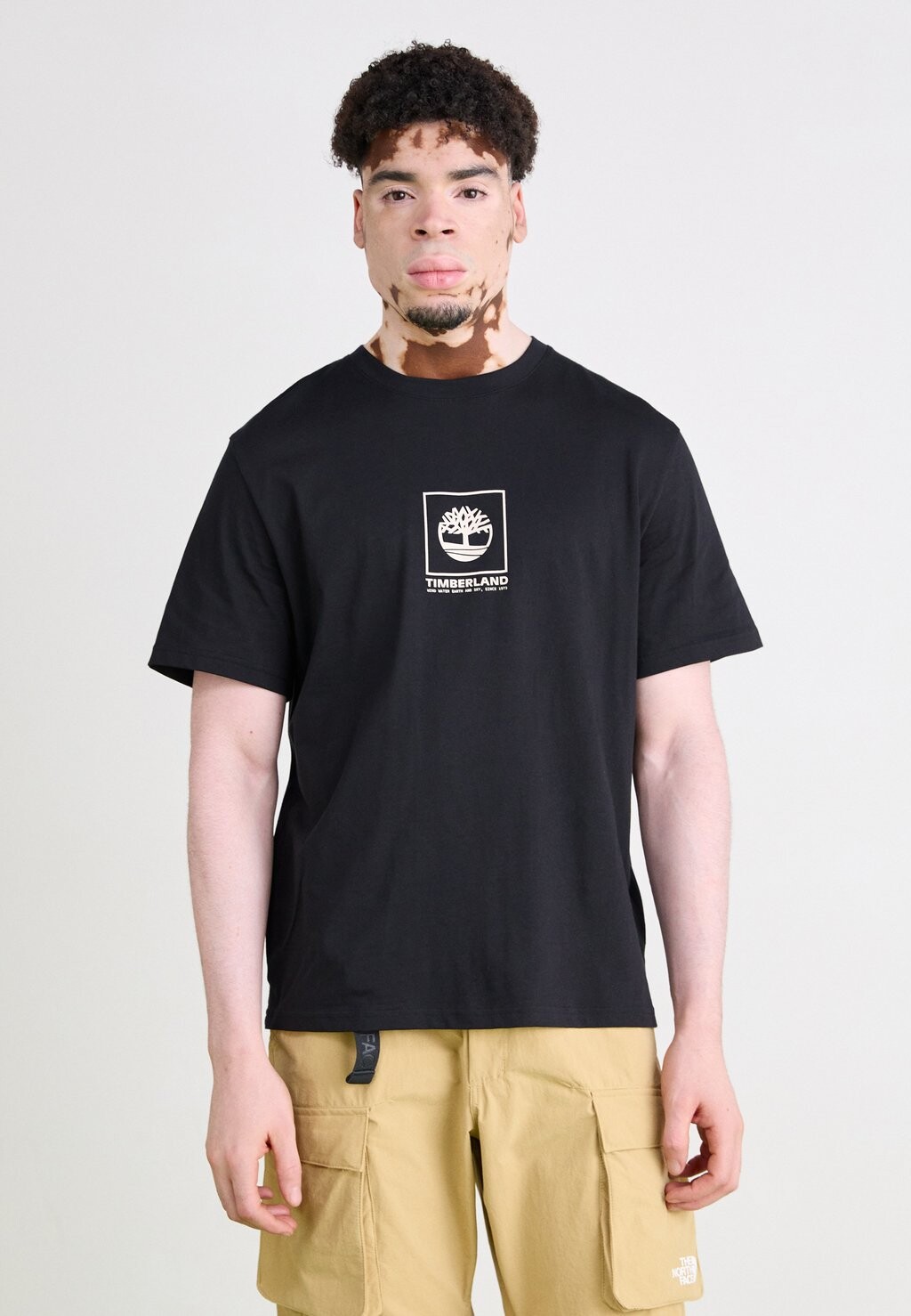 

Футболки с принтом STACK CAMO TEE Timberland, черный