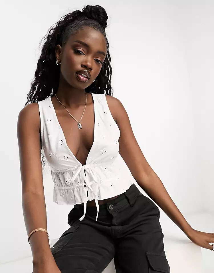 

Топ с завязками из бродери от Asos Design, белый