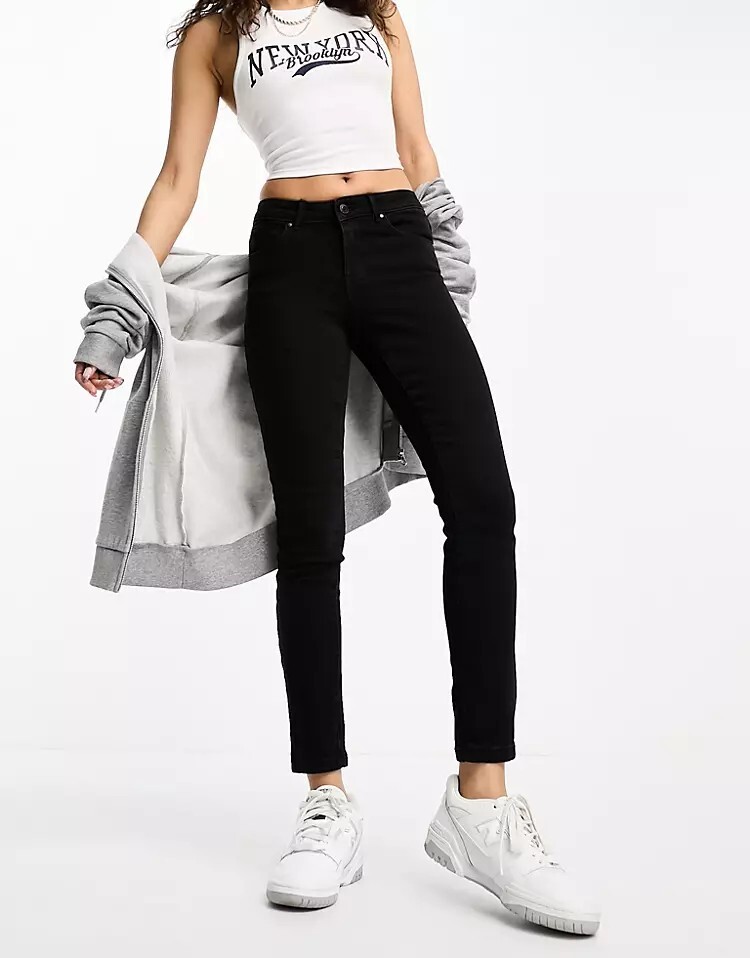 

Черные джинсы скинни со средней посадкой Vero Moda Petite, черный
