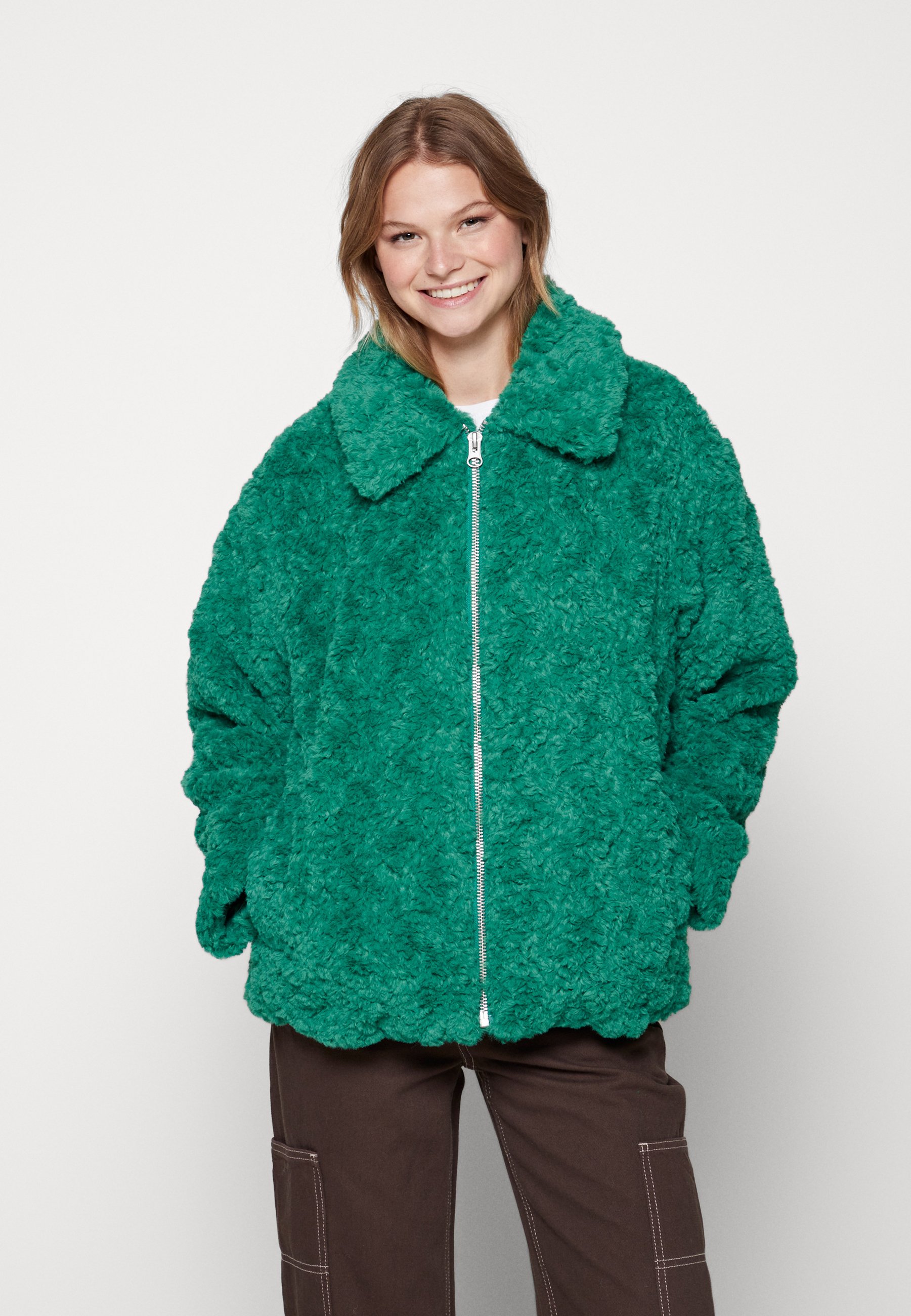 Пальто зимнее Monki, зеленый джемпер monki полосатый 46 размер