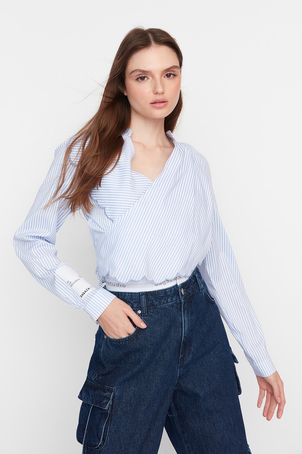 

Бело-синяя двубортная блузка с детальной отделкой X Sagaza Studio Trendyol, разноцветный