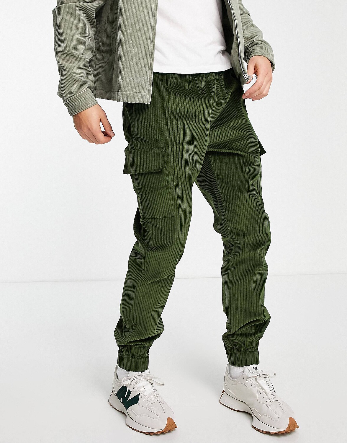 

Зауженные брюки карго цвета хаки зауженного кроя ASOS DESIGN