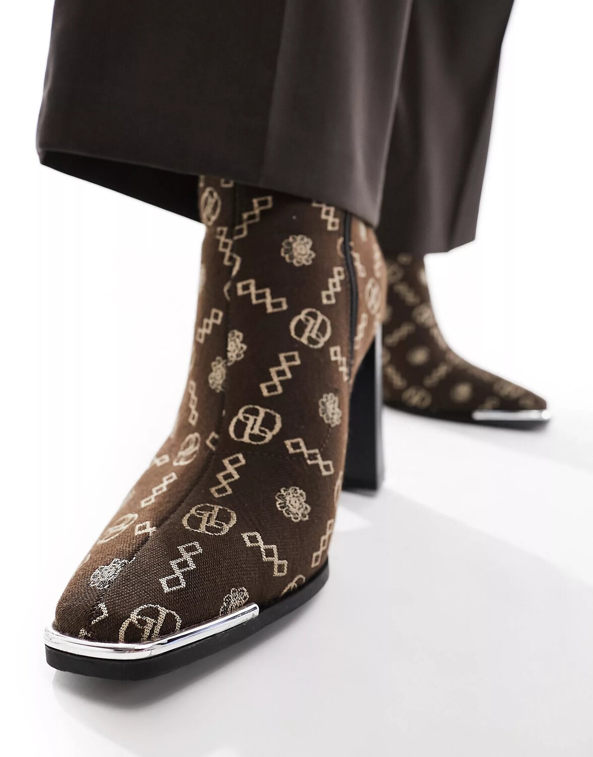 

Ботильоны Asos Design Heeled Chelsea Monogram Knit, коричневый