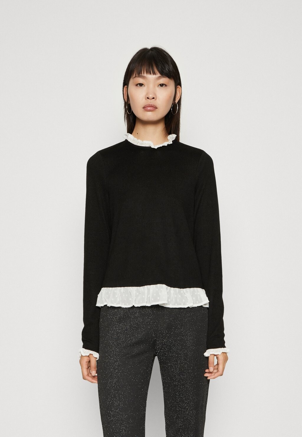 

Свитшот ONLY Tall ONLAISSHA MIX FRILL, цвет black/cloud dancer