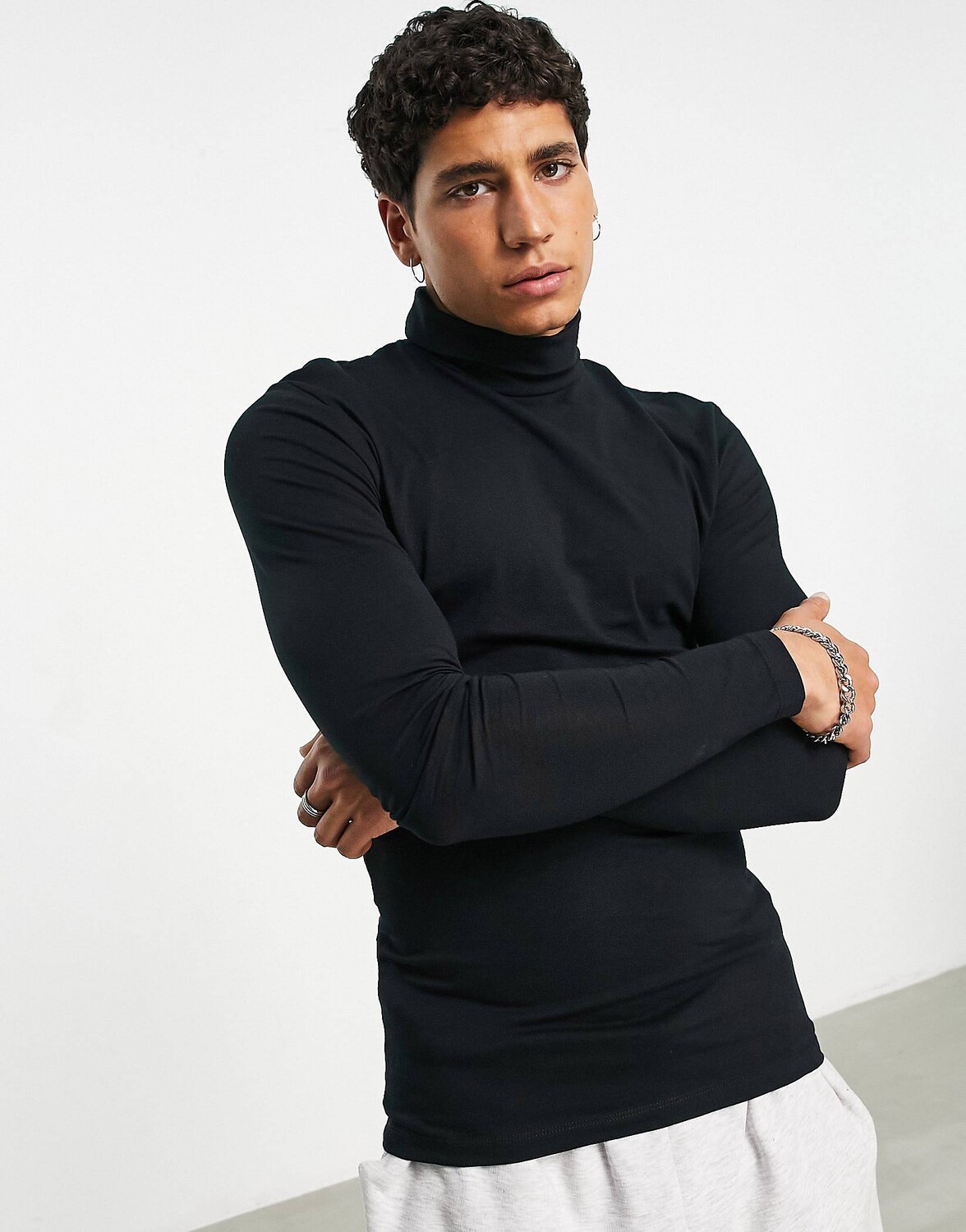 

Черная футболка с длинными рукавами и высоким воротником из джерси ASOS DESIGN