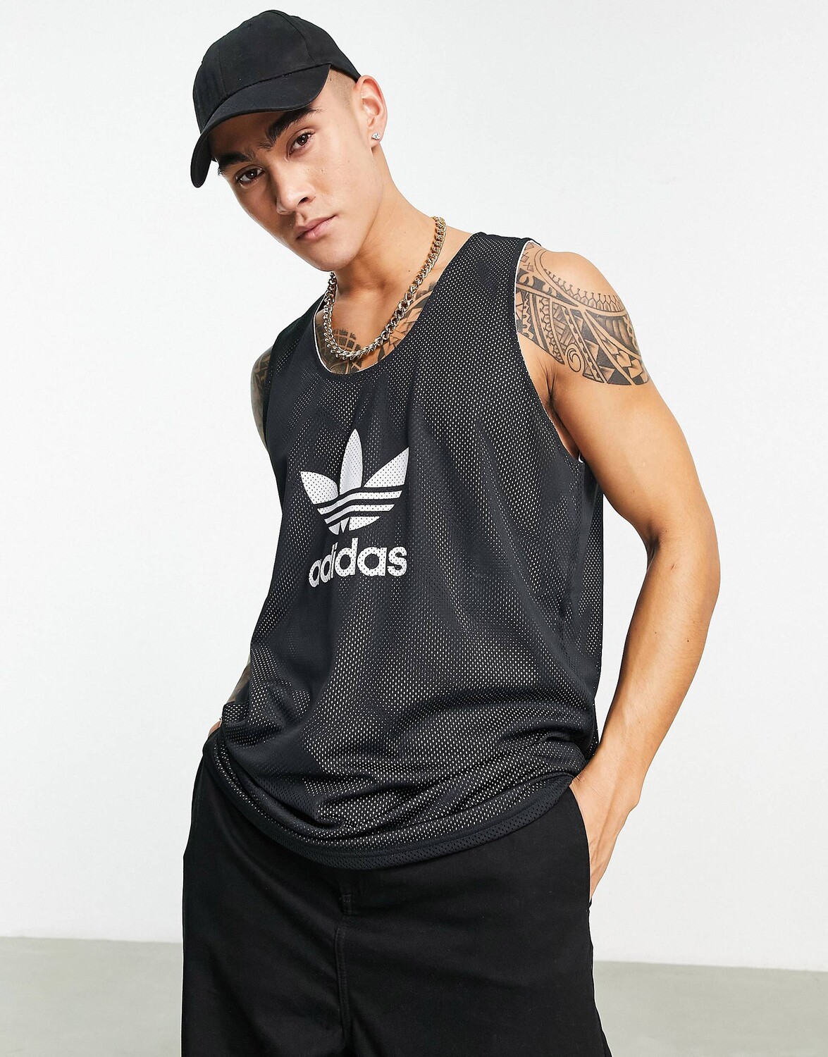 

Черно-белая футболка adidas Originals adicolor с трилистником